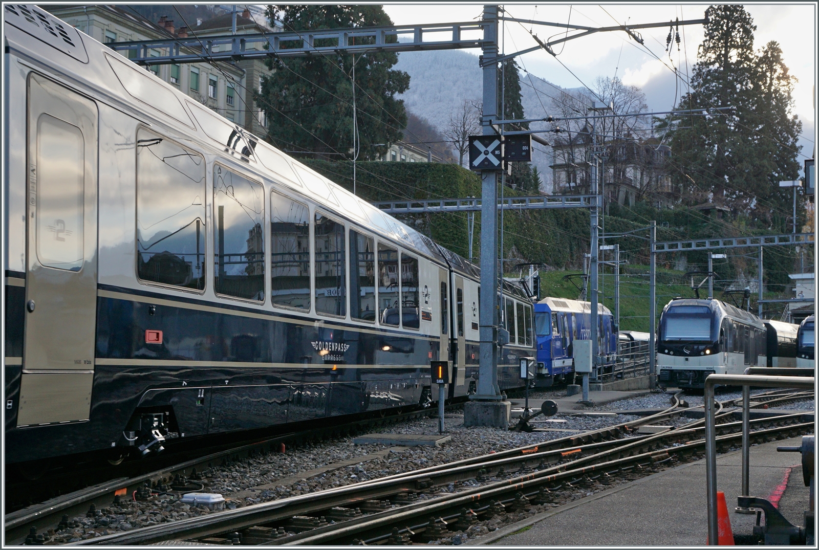 Eine neue Dimension im Reiseverkehr: Umspurwagen. Der erste MOB GPX GoldenPass Express verlässt Montreux mit dem Ziel Interlaken Ost.

11. Dez. 2022