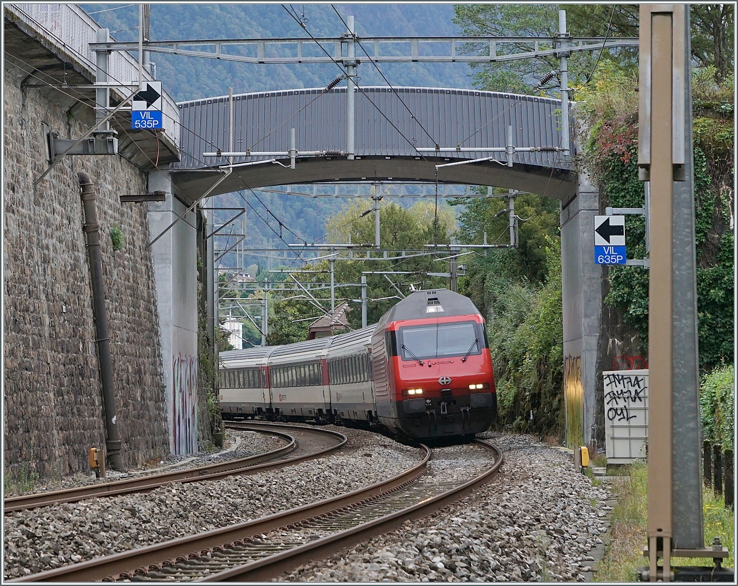 Eine SBB Re 460 ist beim Château de Chillon unter der neuen, wenig gefälligen Fussgängerbrücke zum Schloss unterwegs.

30. Sept. 2022
