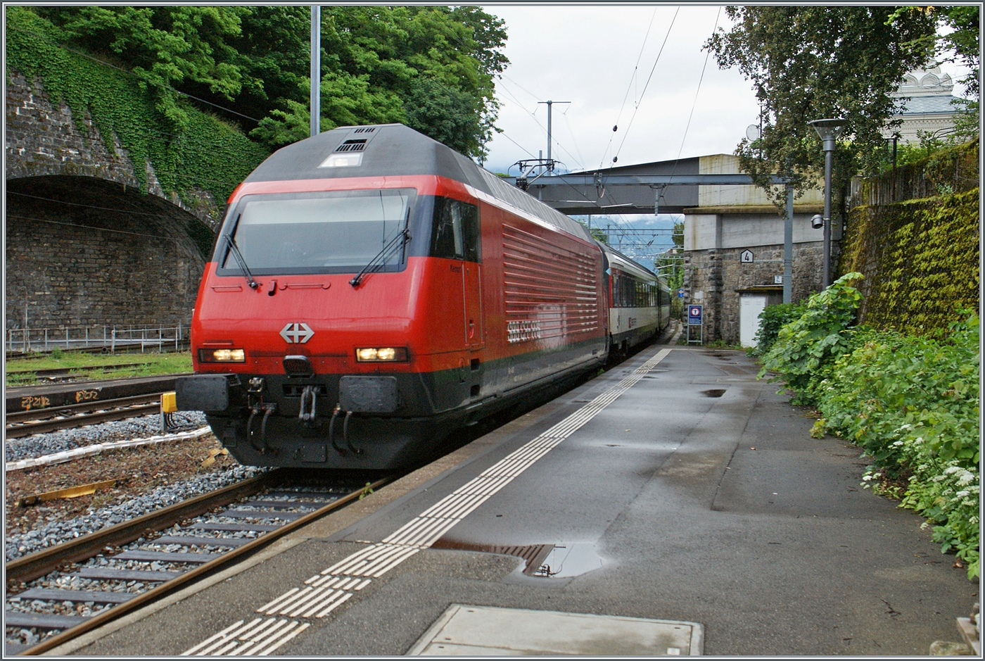Eine SBB Re 460 (die auf der Seite angebrachte Nummer war leider nicht zu lesen) erreicht mit einem IR 90 von Brig nach Genève Aéroport den Bahnhof von Vevey.

1. Juni 2024