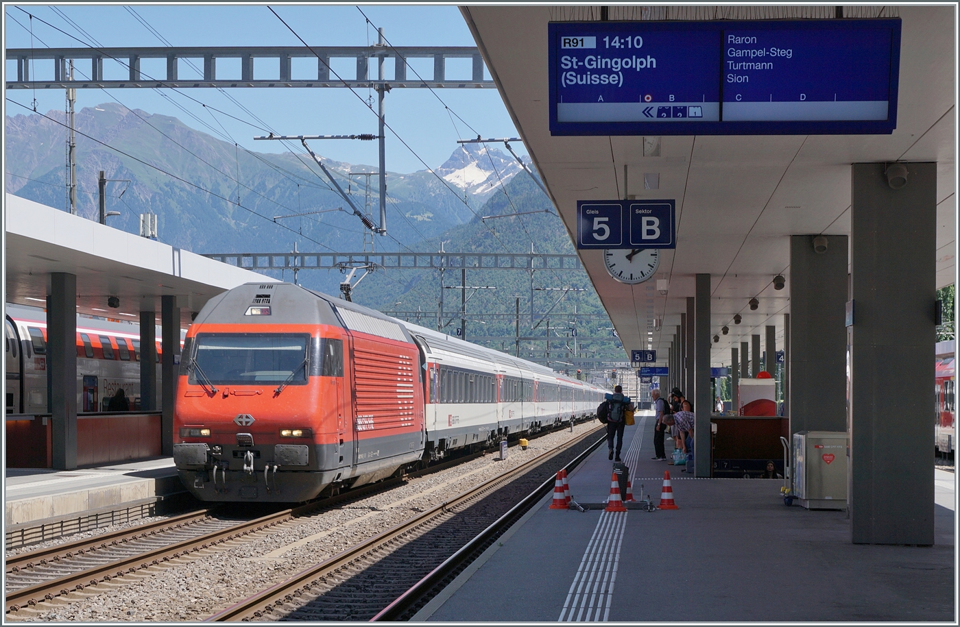 Eine SBB Re 460 erreicht mit ihrem IR 90 von Brig kommend den Bahnhof von Visp. Der Zug wird nach einem kurzen Halt nach Genève Aéroport weiterfahren. 

23. Juli 2024