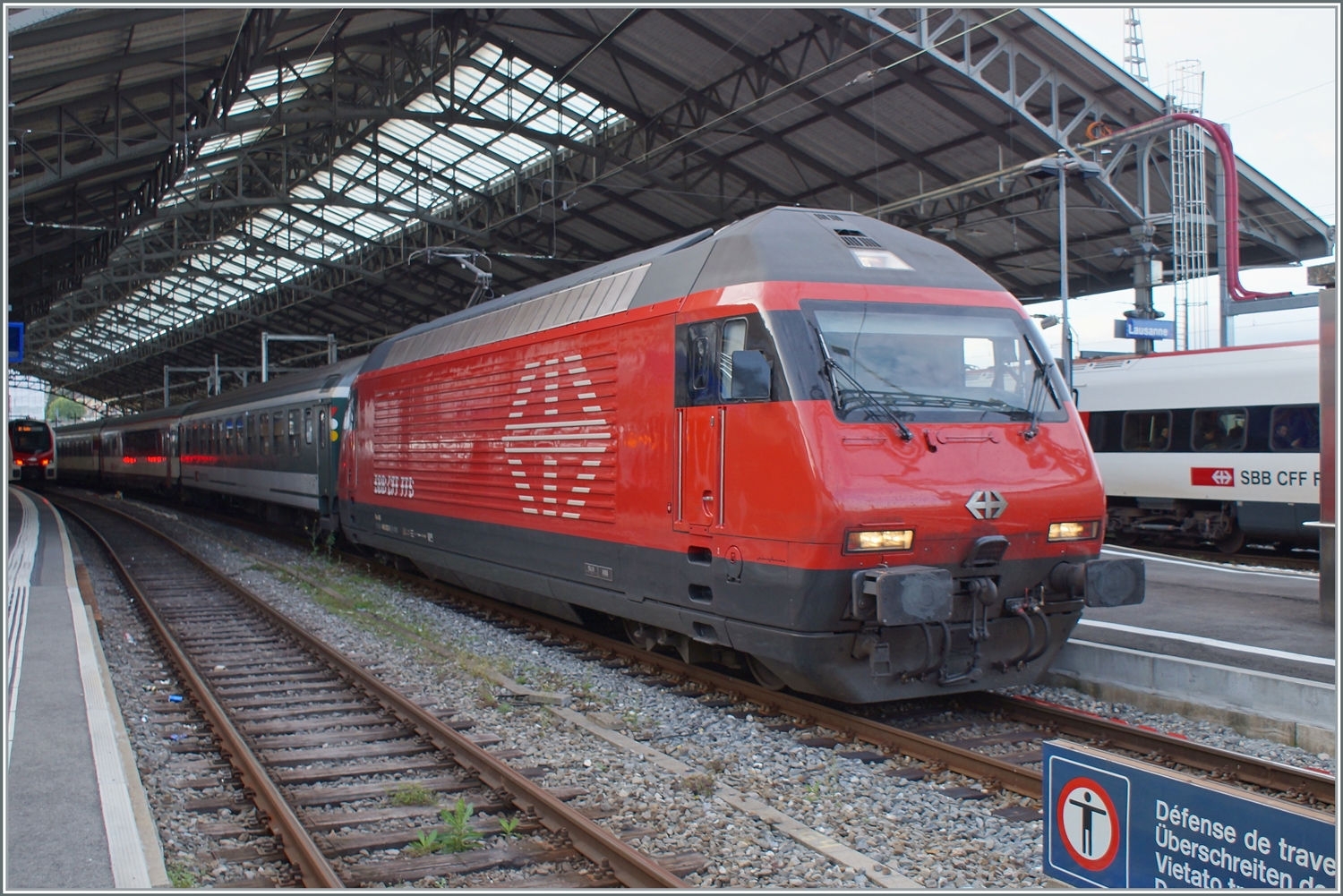 Eine SBB Re 460 verlässt mit ihrem HVZ IR 90 Lausanne in Richtung Genève, doch das eigentliche Motiv ist der Bpm in Grün/Grau direkt hinter der Lok. Bpm an und für sich sind schon eher selten, in Grün/Grau fast kaum mehr im Planeinsatz zu erleben.
Der Wagen hat die UIC Nummer B 50 85 21-73 518-5 CH-SBB.

17. Mai 2023