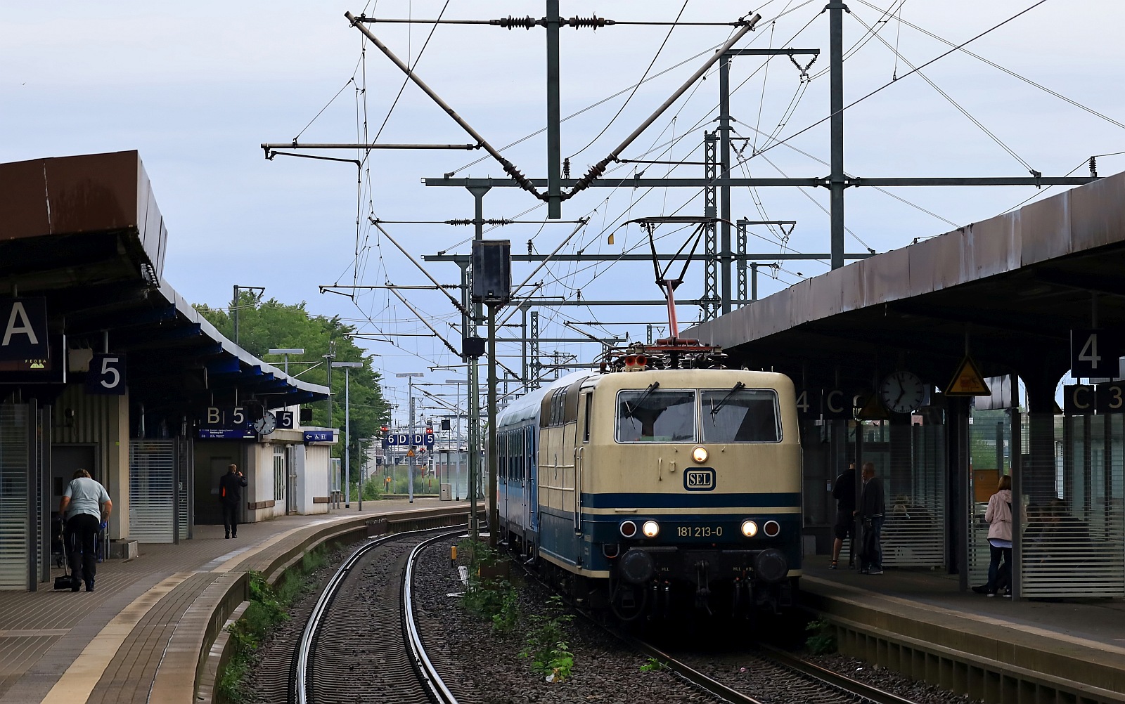 Einfahrt für den D 26785 Vorpommern nach Binz mit Zuglok SEL 181 213-0. Neumünster 29.07.2023
