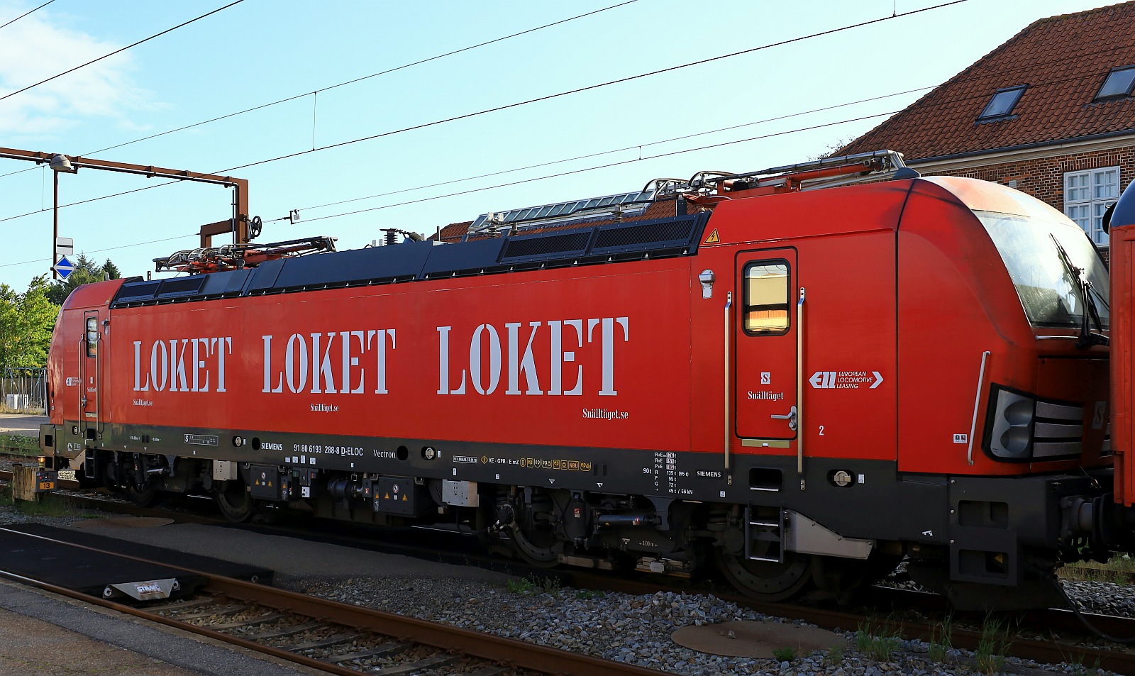 ELOC/ELL/Snälltåget 193 288-8 Loket-Seite mit 10 Wagen Zug und 193 965-1  am Ende 