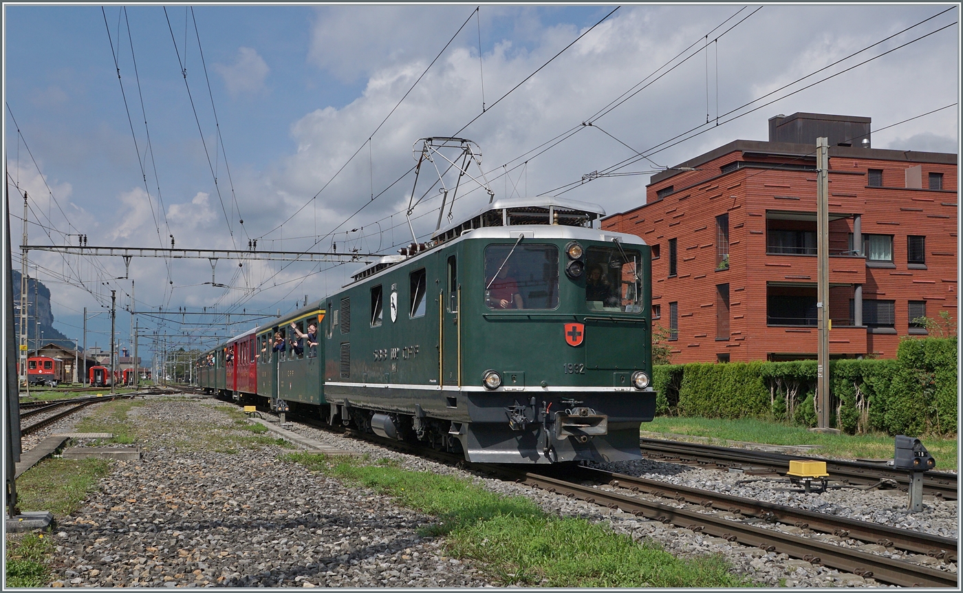 Endlich wieder einmal ein  echter  Brünig-Bahn-Zug in Meiringen! Die SBB HGe I4/4 1992 Giswil erreicht mit ihrem Extrazug zum  Jubiläum  20 Jahre Zentralbahn  den Bahnhof von Meiringen. Die Lok mit dem typischen SBB-Gesicht ähnlich einer Ae 6/6 oder Re 4/4 II wurde mit der HGe 4/4 1991 im Jahre 1954 beschafft, um auf der Bergstrecke der Brünigbahn die Dhe 4/4 zu entlasten. Die Lok ist so stark, dass sie einerseits den Namen  Muni  bekam, andererseits das Getriebe der Lok den vielen PS nicht ganz gewachsen war.  Muni  bedeutet soviel wie bulliger Stier. Vor gut 43 Jahren konnte ich eine SBB Brünig Bahn HGe 4/4 fotografierten, nun kam ich endlich wieder in den Genuss, die formschöne Lok bildlich festzuhalten.

23. August 2025