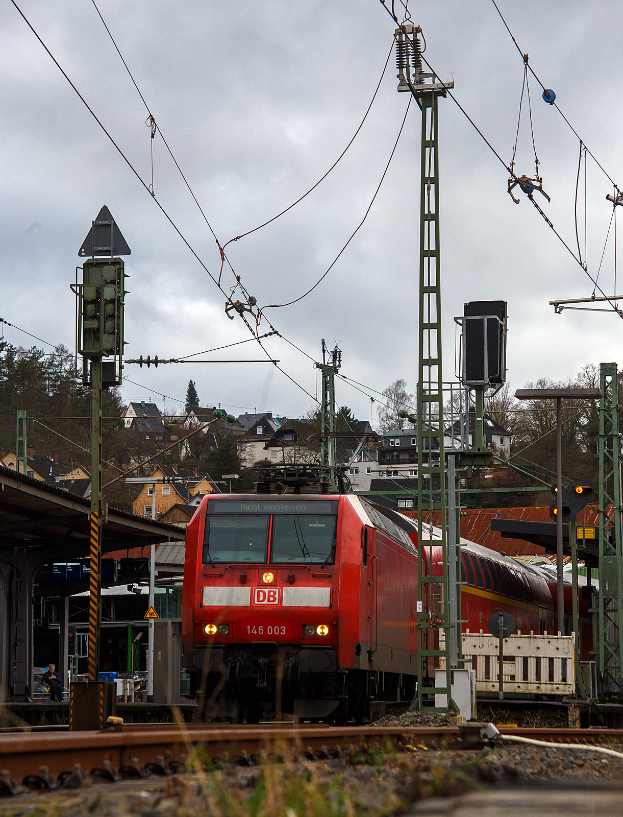 Endstation Betzdorf (Sieg), die 146 003-9 (91 80 6146 003-9 D-DB) der DB Regio NRW hat am 03 Januar 2024, mit dem RE 9 rsx - Rhein-Sieg-Express (Aachen – Köln – Siegen) den Bahnhof Betzdorf (Sieg) erreicht. In Betzdorf (Sieg) ist zurzeit erstmal Ende, der Grund ist ein Schaden durchs Hochwasser der Sieg an der Brücke in Kirchen (Sieg). So verkehren keine Züge zwischen Betzdorf (Sieg) und Kirchen (Sieg). 