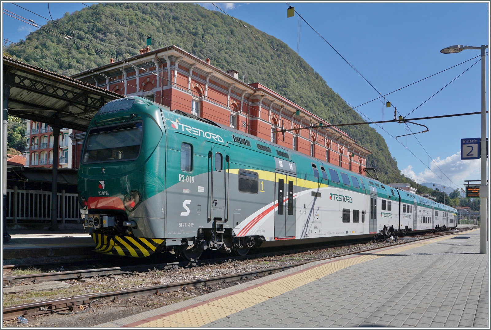 Endstation Lago Maggiore: der Trenord ALe 711 068 (94 83 4 711 068-6 I-TN) ist als Regio von Milano Cadorna in Laveno Mombello Lago angekommen. 

27. September 2022 