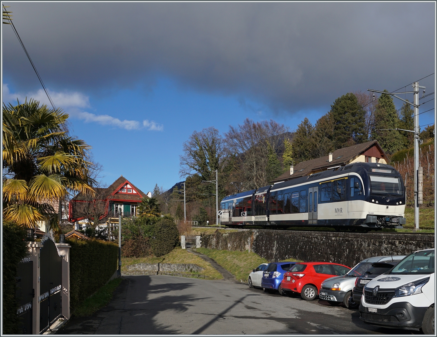 Erstaunlich, einige Höhenmeter tiefer fahren die MOB Züge bereits wieder unter Palmen. Der CEV MVR ABeh 2/6 ist als Regionalzug von Les Avants nach Montreux unterwegs und konnte bei Planchamp fotografiert werden. 

3. Jan. 2025