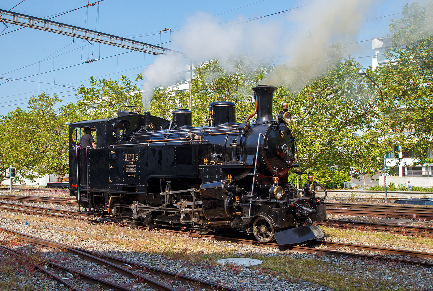 Es raucht und dampft in Vevey...
Die Dampflokomotive für gemischten Adhäsions- und Zahnradbetrieb BFD 3 HG 3/4 (Brig–Furka–Disentis-Bahn), später FO 3 (Furka-Oberalp-Bahn), heute im Bestand der Museumsbahn Blonay–Chamby, rangiert am 28.05.2023 in Vevey. Am Pfingstwochenende fand bei der das Schweizer Dampffestival 2023 / Festival suisse de la Vapeur 2023 statt.

Die Lok Nr. 3 wurde 1969 der Museumsbahn Blonay–Chamby (BC) geschenkt, während Nr. 4 als Reserve weiterhin bei der Furka-Oberalp-Bahn (FO) blieb und hauptsächlich für Nostalgiefahrten verwendet wurde. Mit Ablauf der Untersuchungsfristen wurde sie (FO 4) 1972 abgestellt. Nach einigen Stationen ging die Lok 4 im Jahr 1997 zunächst leihweise an die Dampfbahn Furka-Bergstrecke über. Anschließend wurde sie in der DFB-Werkstätte betriebsfähig aufgearbeitet und 2006 in Betrieb genommen. Die Lok wurde historisch korrekt restauriert und vollständig schwarz lackiert. Anlässlich der Eröffnung des Streckenabschnitts Gletsch–Oberwald im Jahr 2010 ging die Lok als Geschenk an die DFB über.

Auch die ehemaligen FO Loks 1 und 9, sowie Überresten der Loks 2 und 8, sind heute bei der Dampfbahn-Furka-Bergstrecke. Unter der Bezeichnung „Back to Switzerland“ kehrten die vier HG 3/4 aus Vietnam 1990 Jahre in die Schweiz zurück.

Die HG 3/4 Dampflokomotiven haben vier Zylinder, zwei außenliegende für den Adhäsionsantrieb und zwei innenliegende für den Zahnradantrieb. 

TECHNISCHE DATEN:
Länge über Puffer: 8.754 mm
Dienstgewicht: 42 t
Triebraddurchmesser: 910 mm
Laufraddurchmesser: 600 mm
Zahnrad Teilkreis: 688 mm
Zahnrad Zähne/Teilung: 18 Zähne / 120 mm (Abt 2-lamellig)
Anhängelast 110 ‰ Steigung: 60 t
Max. Geschwindigkeit Adhäsion: 45 km /h
Max. Geschwindigkeit Zahnrad: 20 km/h
Leistung: 600 PS (440 kW)
Antriebssystem: Getrennte Adhäsions- & Zahnradmaschine nach System Abt als Heissdampf Vierzylinderverbundmaschine
Bremsen: Vakuumbremse, Riggenbach'sche Gegendruckbremse
Steuerung Adhäsion: Walscherts Kolbenschieber
Steuerung Zahnrad: Joy Kolbenschieber
Zylinderdurchmesser Adhäsion: 420 mm
Zylinderdurchmesser Zahnrad: 560 mm
Kesseldruck: 14 bar
Rostfläche / Heizfläche:1,3 m² / 63 m²
Siede- / Rauchrohre: 95 / 15 Rohre
Kesselwasser-Inhalt: 2,6 m³
Wasservorrat: 3,15 m³
Kohlenvorrat: ca. 1,3 t
