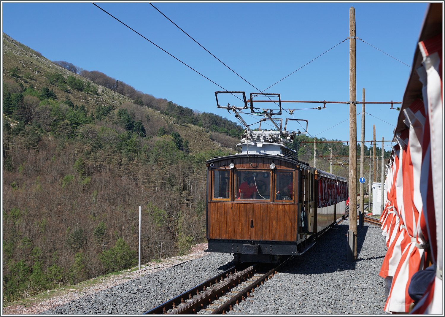 Etwa auf haben Weg ist zwischen der Tal- und der Gipfelstation der Chemin de Fer de La Rhune eine Kreuzungsstation angelegt, die jedoch (leider!) kein Aus- oder Zusteigen zu den Zügen erlaubt, aber dank der  luftigen  Bauweise der Wagen doch ein Bild des Gegenzuges.

12. April 2024