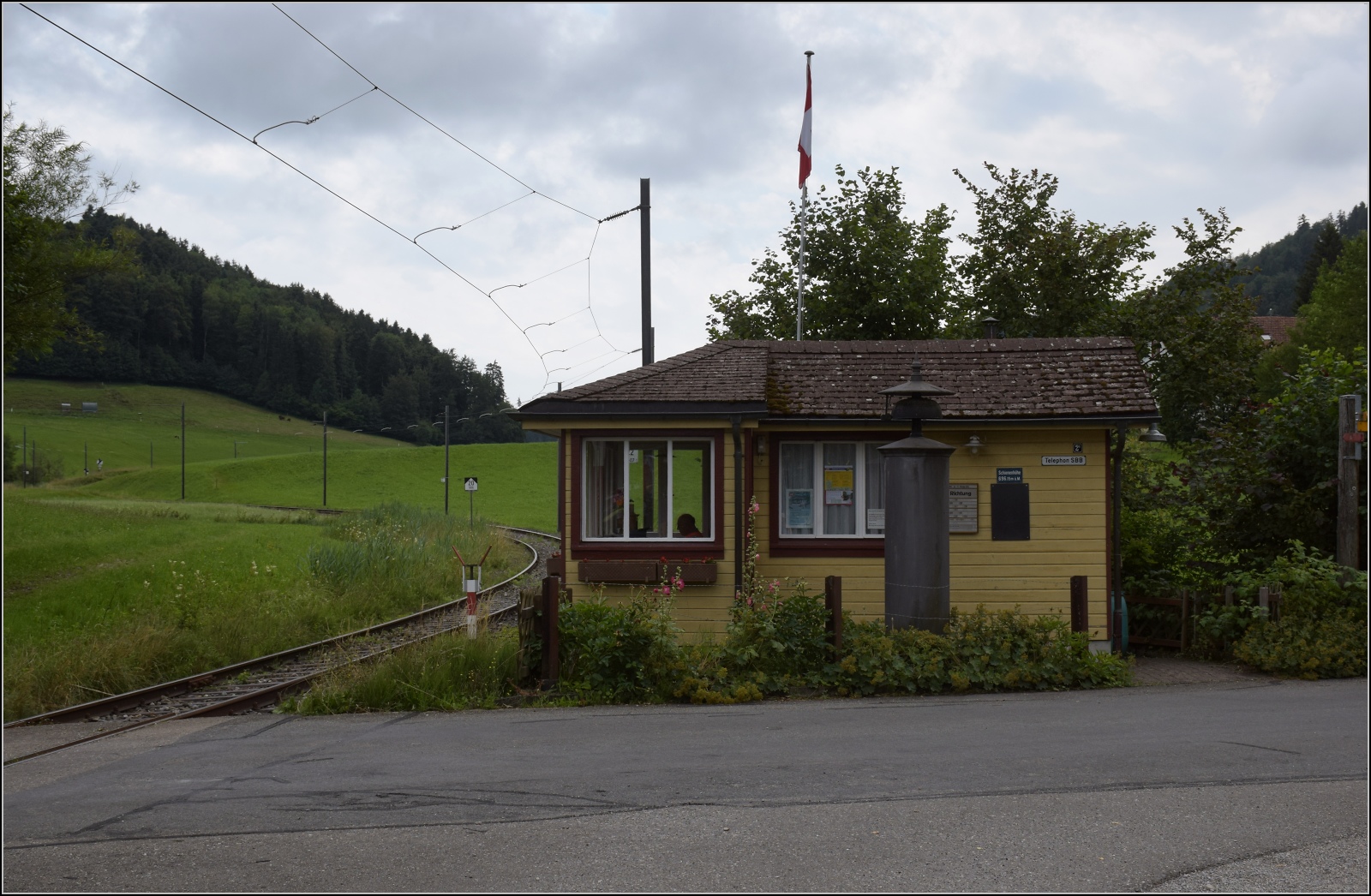 Fahrtag im Zürcher Oberland. 

Das Schrankenwärterhäuschen in Neuthal ist besetzt. Juli 2023.