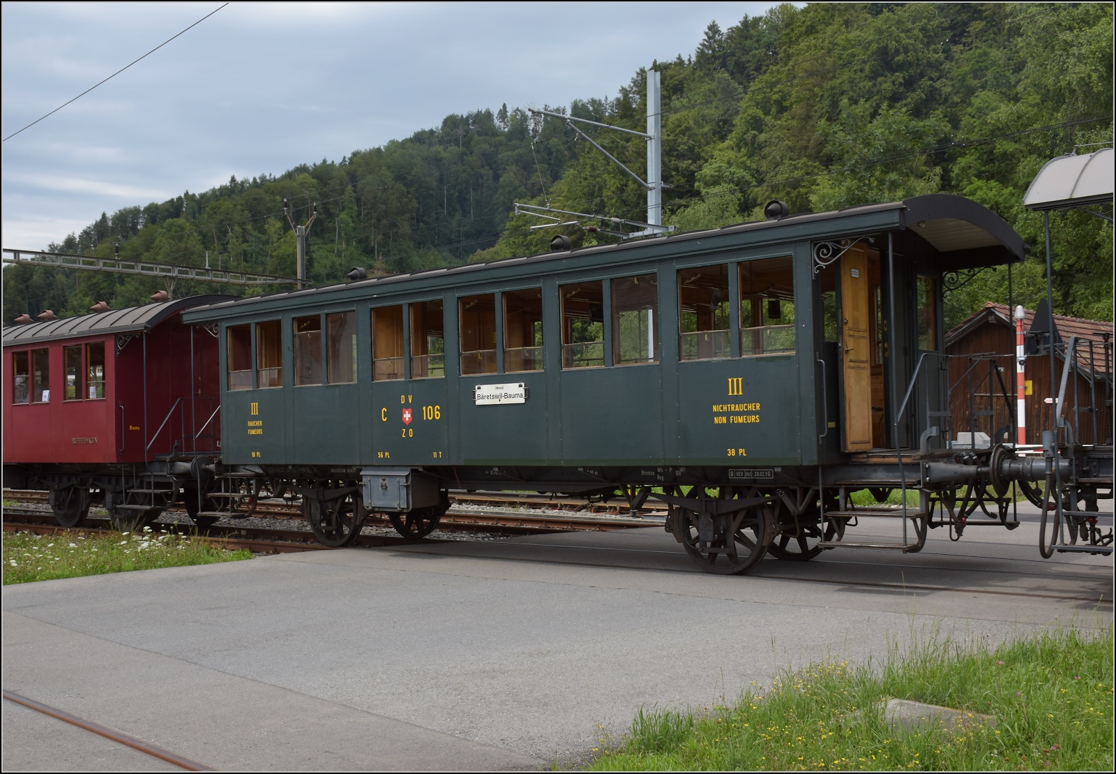 Fahrtag im Zürcher Oberland. 

Die Rangierarbeiten in Bauma sind immer eine Fahrzeugparade: Zweiachsiger Personenwagen C 106. Juli 2023.