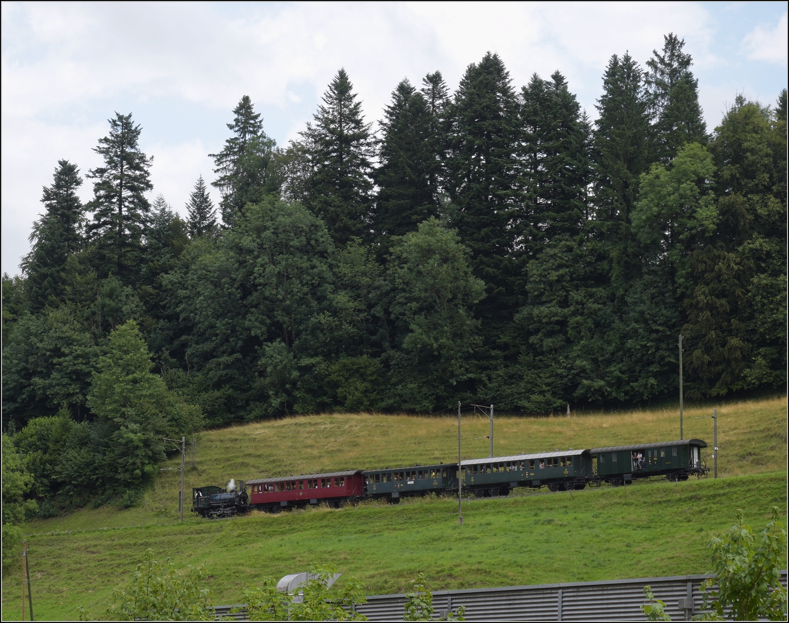 Fahrtag im Zürcher Oberland. 

Ed 3/3 401 der UeBB im Weidli bei Bauma. Juli 2023.
