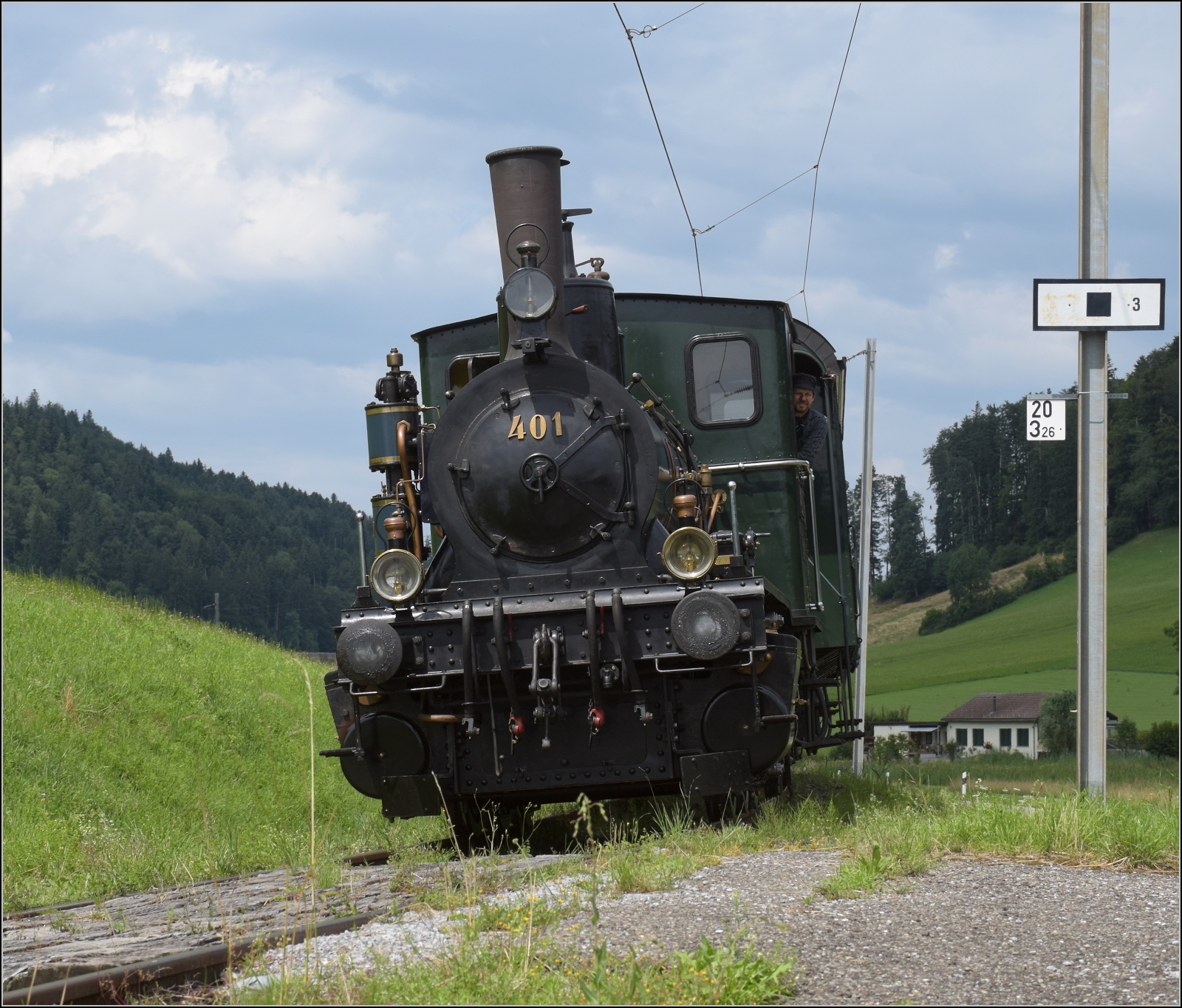 Fahrtag im Zürcher Oberland.

Ed 3/3 401 der UeBB in Bäretswil. Juli 2023.