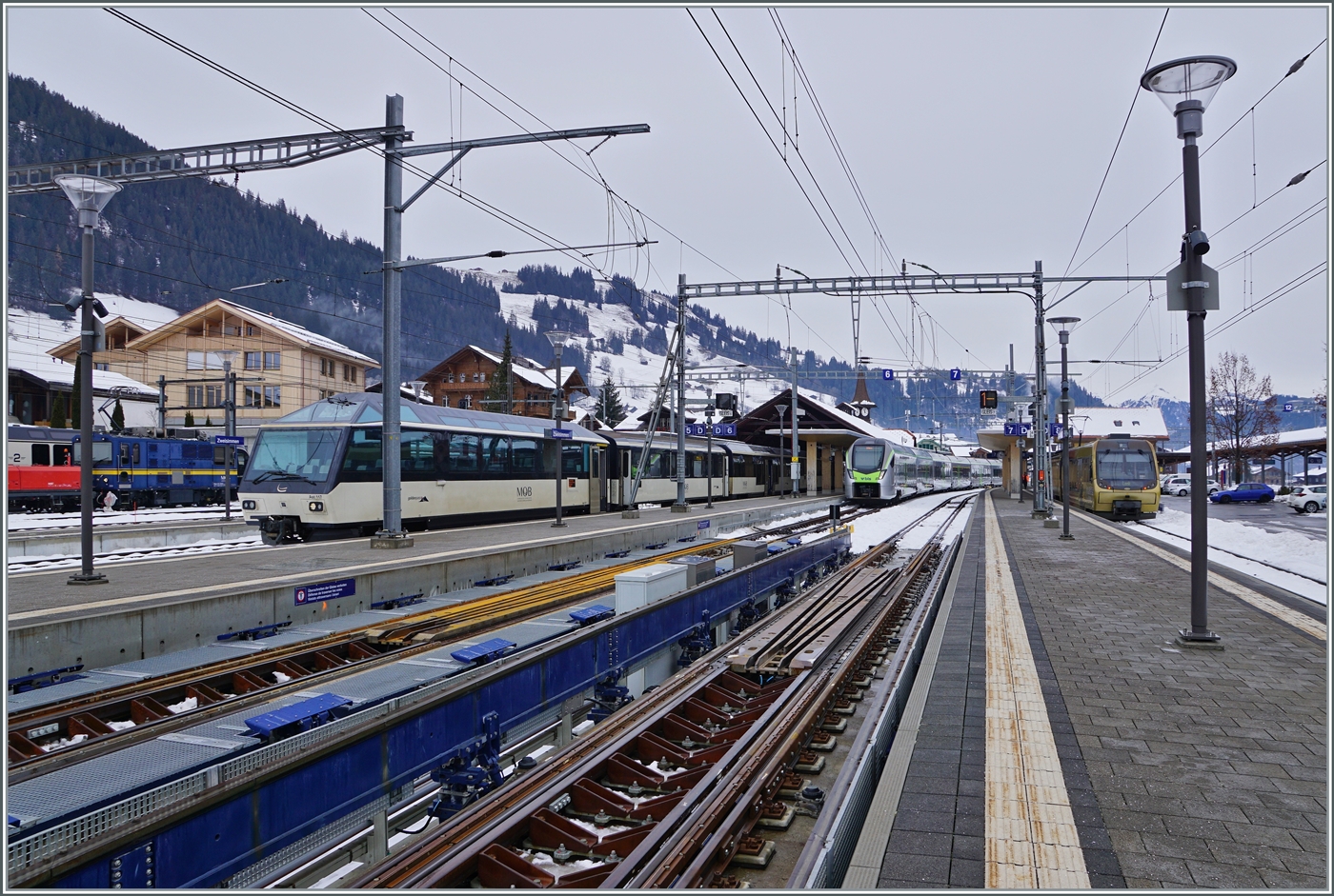 Faszination Spurwechsel: Im Vordergrund des Bildes sind die beiden Spurwechselanlagen in Zweisimmen zu sehen. Aufgabe dieser Einrichtung ist es, die Drehgestelle der umzuspurenden GPX Wagen zu entriegeln, umzuspuren und wieder zu verriegeln. Dabei werden die Drehgestelle der Schmalspurlok nicht touchiert. Normalspurige Fahrzeuge fahren durch die  nach unten geklappte  Umspuranlage, wie sie links zu sehen ist. Allen Ausfhrungen zum Trotz habe ich nicht ganz nachvollziehen knne, wie die MOB Ge 4/4 Schmalspurlok ber das Schmalspurschienlose Zwischenstck der Anlage kommt. Ich vermute, sie rollt allein auf den Spurkrnzen. 

Im Hintergrund ist der aus Bern in Zweisimmen angekommen BLS RABe 528 107 zu sehen - und am Bahnsteig gleich gegenber der MOB Anschlusszug nach Montreux. Eine weiter und recht mhsamen Wege haben hingegen die Reisenden nach der Lenk, sie mssen den Bahnsteig wechseln. Grund genug, von einem knftigen Konzept zu Trumen, welches stndliche Spurwechselzge von Bern nach der Lenk im Simmental anbietet...

15. Dezember 2022