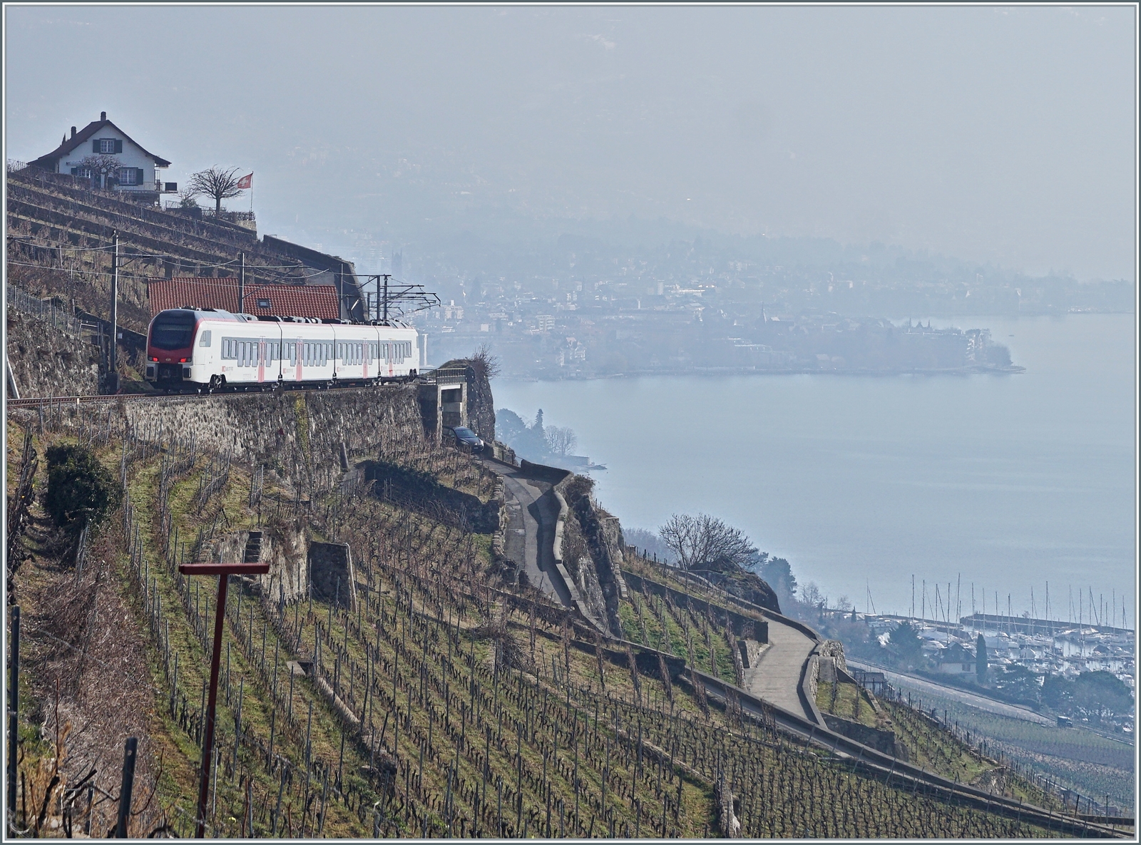  Fernverkehr  auf der Train de Vignes Strecke: der für den Fernverkehr beschaffte SBB RABe 523 503  Mouette  (RABe 94 85 0 523 503-6 CH-SBB) ist als S7 auf der Train de Vignes Strecke zwischen Chexbres und Vevey unterwegs. 

11. Feb. 2023