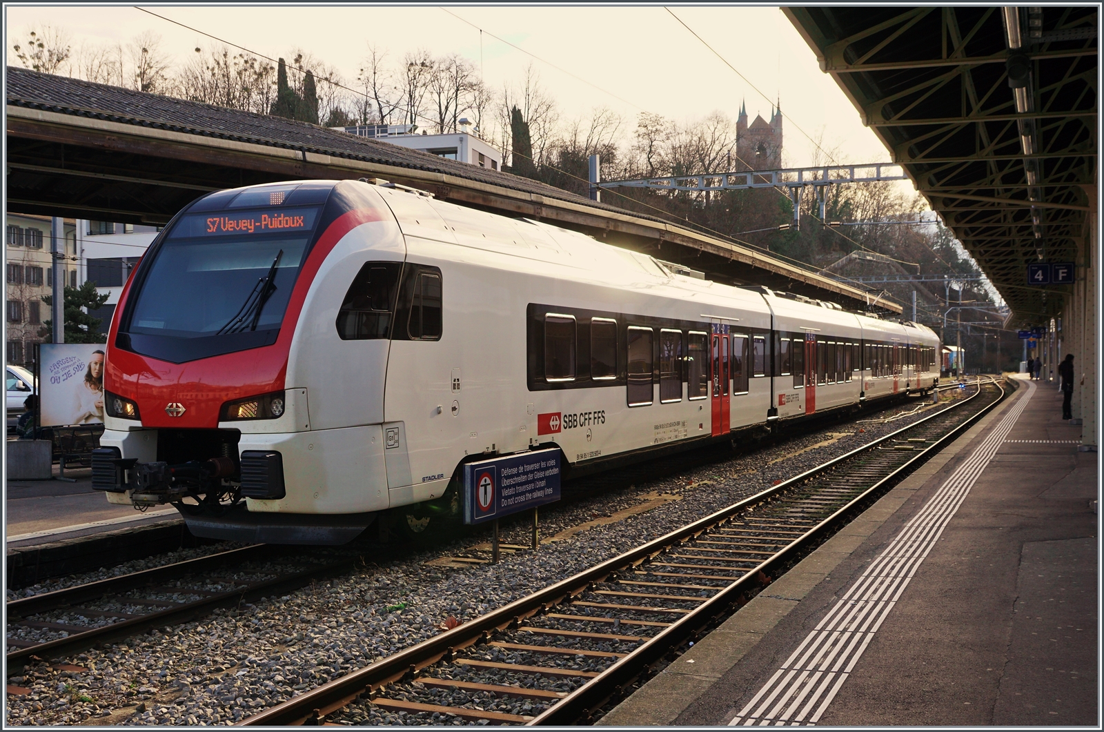  Fernverkehr  auf der Train de Vignes Strecke: der für den Fernverkehr beschaffte SBB RABe 523 503  Mouette  (RABe 94 85 0 523 503-6 CH-SBB) wartet in Vevey als S7 auf die Abfahrt nach Puidoux. 

11. Feb. 2023