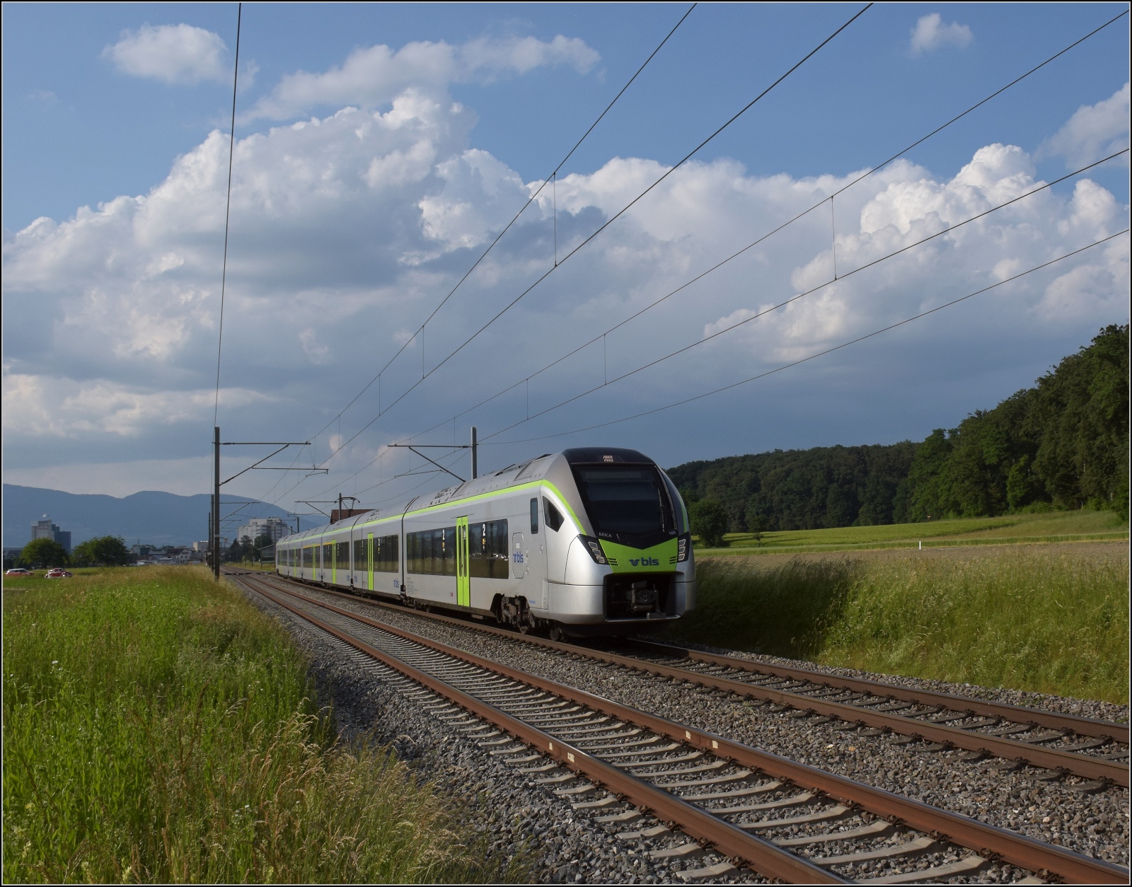 Fernverkehrstag auf der Altstrecke.

Der hier heimische Mika RABe 528 109 bei Bettenhausen. Juni 2023.