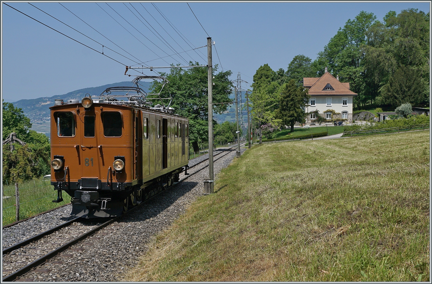 Festival Suisse de la vapeur / Schweizer Dampffestival 2023 der Blonay-Chamby Bahn: Die Bernina Bahn Rhb Ge 4/4 81 der Blonay Chamby Bahn ist von Blonay gekommen und wartet nun beim Einfahrsignal von Chaulin auf die Weiterfahrt. 

29. Mai 2023