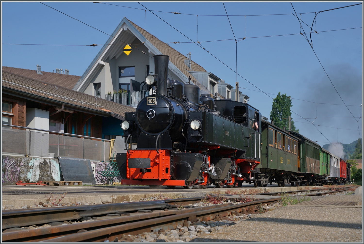 Festival Suisse de la vapeur / Schweizer Dampffestival 2023 der Blonay-Chamby Bahn: Die G 2x 2/2 105 dampft am Schluss des Dampfzuges nach Vevey kurz vor der Abfahrt in Blonay. 29. Mai 2023