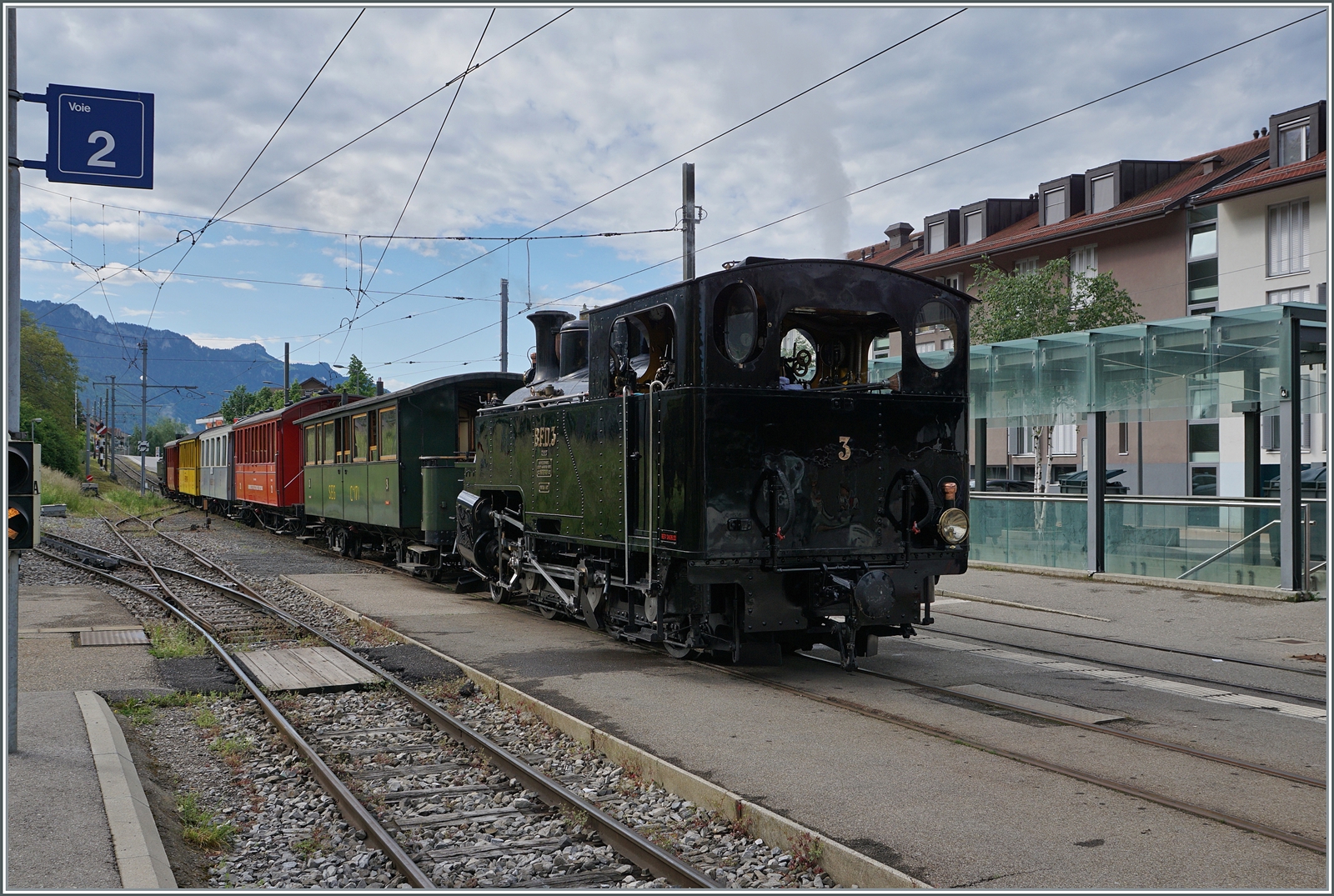 Festival Suisse de la vapeur (Schweizer Dampffestival 2024) - Immer besonders eindrücklich sind die direkten Züge von Vevey nach Chaulin welche recht früh nach Vevey überführt werden und ab Blonay genutzt werden können. In der Regel wird auf der Hinfahrt im  Sandwich  gefahren. An der Spitze des Zuges steht die BFD HG 3/4 N° 3. 

19. Mai 2024