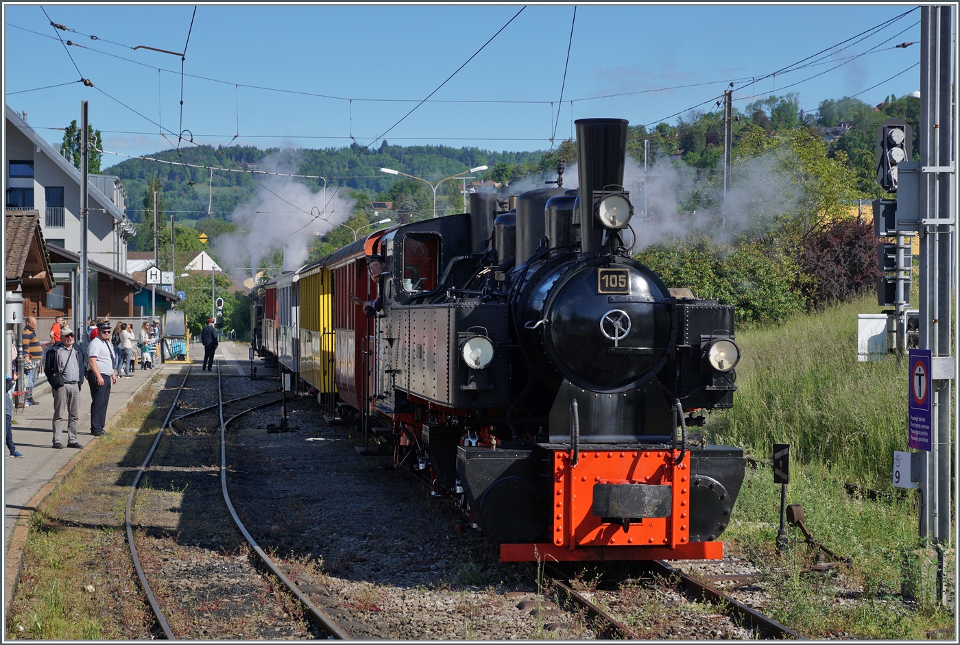 Festival Suisse de la vapeur 2024 / Schweizer Dampffestival 2024 der Blonay-Chamby Bahn -  Die beiden Blonay-Chamby Bahn Dampflokomotiven BFD HG 3/4 N° 3 an der Zugsspitze und die SEG G 2x 2/2 105 am Zugschluss sind in Blonay angekommen und werden in ein paar Minuten mit ihrem Extrazug nach Vevey weiterfahren. 

19. Mai 2024