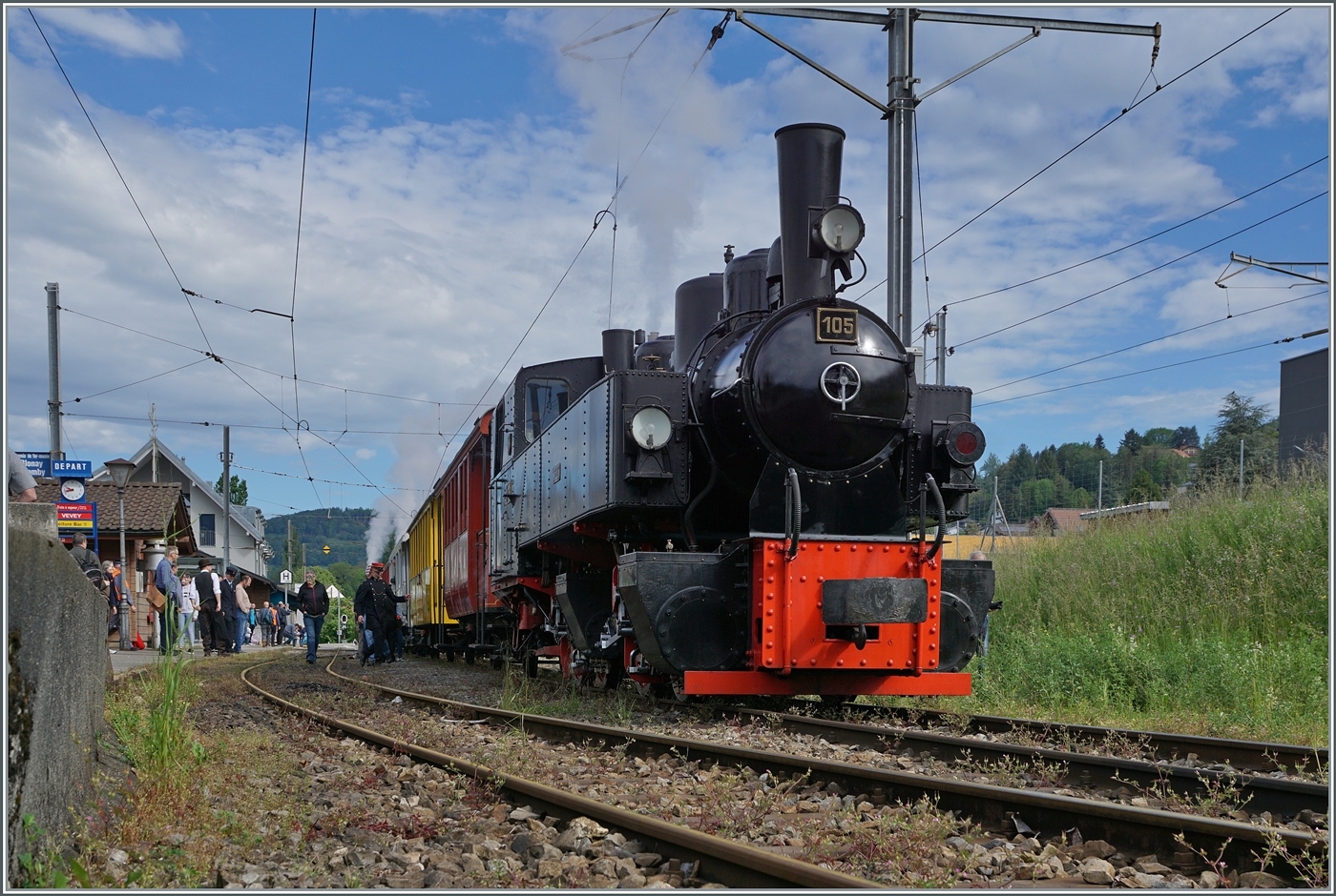 Festival Suisse de la vapeur 2024 / Schweizer Dampffestival 2024 der Blonay-Chamby Bahn -  Die beiden Blonay-Chamby Bahn Dampflokomotiven BFD HG 3/4 N° 3 an der Zugsspitze und die SEG G 2x 2/2 105 am Zugschluss sind mit ihrem Extrazug nach Vevey in Blonay angekommen.

19. Mai 2024