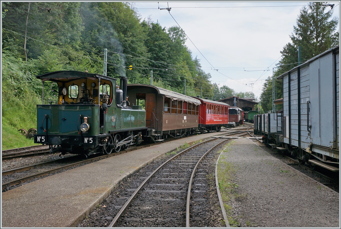 Frisch bekohlt und mit Wasser versorgt rangiert die LEB G 3/3 N° 5 (Baujahr 1890) der Blonay Chamby Bahn ihren Dampfzug nach Blonay an den Bahnsteig in Chaulin. 

4. Aug. 2024