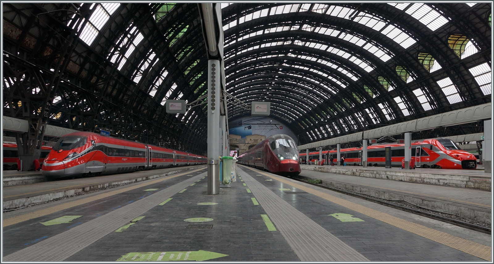 FS Trenitalia ETR 400 010, NTV ETR 575 010 und FS Trenitalia ETR 700 004 (ex FYRA) in Milano Centrale. 

8. Nov. 2022