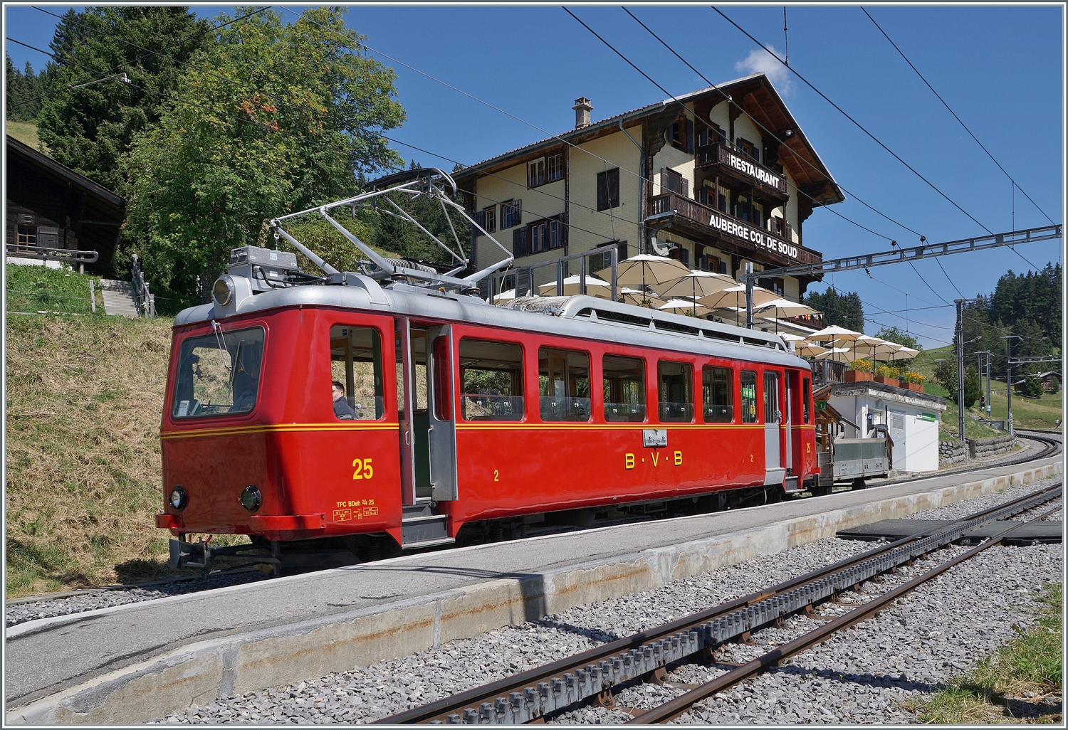 Für das 125 Jahre Jubiläum der Bex Villars Col de Bretaye Bahn (BVB) wurde der 1944 in Betrieb genommen Triebwagen BDeh 2/4 N° 25 in der ursprünglichen BVB Farbgebung lackiert. Der  Flèche  absolviert nun Jubiläums-Sommer an einigen Tagen eine Hin- und Rückfahrt von Villars-sur-Ollon zum Col de Bretaye. Das Bild zeigt den BDeh 2/4 25 beim Halt in Col-de-Soud. 

19. August 2023