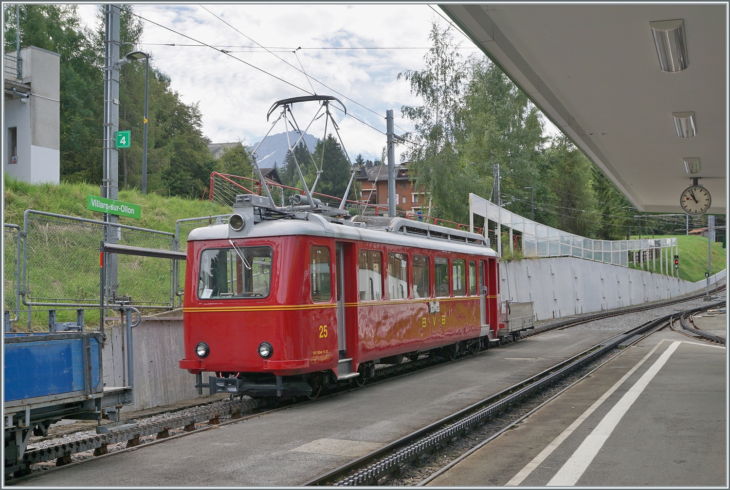 Für das 125 Jahre Jubiläum der Bex Villars Col de Bretaye Bahn (BVB) wurde der 1944 in Betrieb genommen Triebwagen BDeh 2/4 N° 25 in der ursprünglichen BVB Farbgebung lackiert. Der  Flèche  absolviert nun im Jubiläums-Sommer an einigen Tagen eine Hin- und Rückfahrt von Villars-sur-Ollon zum Col de Bretaye. Das Bild zeigt den BDeh 2/4 25 in Villars vor der Abfahrt zum Col-de-Bretaye.

19. August 2023