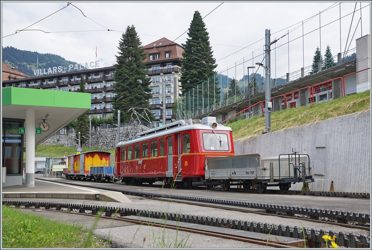 Für das 125 Jahre Jubiläum der Bex Villars Col de Bretaye Bahn (BVB) wurde der 1944 in Betrieb genommen Triebwagen BDeh 2/4 N° 25 in der ursprünglichen BVB Farbgebung lackiert. Der  Flèche  absolviert nun im Jubiläums-Sommer an einigen Tagen eine Hin- und Rückfahrt von Villars-sur-Ollon zum Col de Bretaye. Das Bild zeigt den BDeh 2/4 25 in Villars vor der Abfahrt zum Col-de-Bretaye. 

19. August 2023 