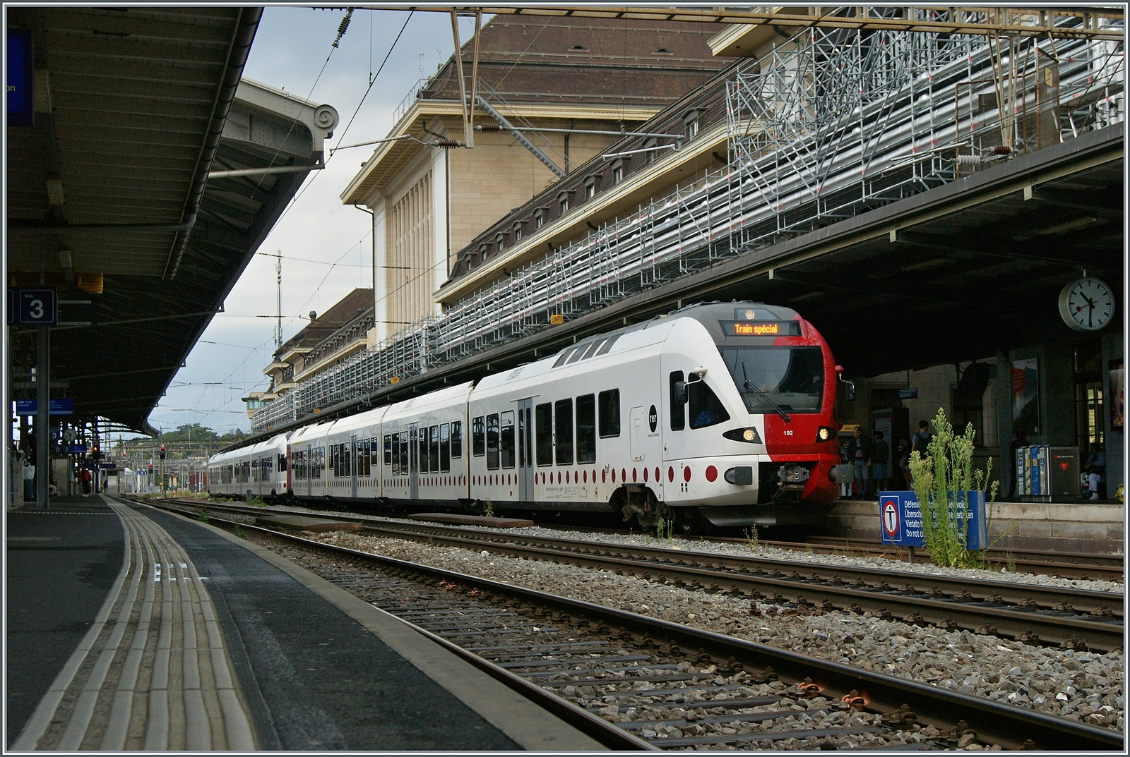 Für einen von der Beteiligung recht grossen Schulferien Anlass verkehrten die zwei TPF RABe 527 192 und 197 als Extrazug ab Lausanne. Erwähnenswert die Tatsache, dass in Lausanne planmässig keine TPF Züge verkehren. Da die grosse Gruppe auf Gleis 3 satt auf Gleis 1 auf den Extrazug wartete, fuhr dieser dann leicht verspätet ab, was mir den Vorteile  bot, doch noch das eine oder andere Bild des Zuges zu machen.

7. Aug. 2024