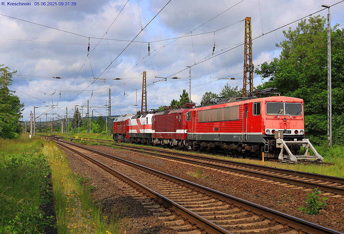 FWK 155 119 + 143 936 + 143 822 und EBS V200 507 am 05.06.2025 beim pausieren in Naumburg (S) Hbf. (Foto: Reinhold Kreschinski)