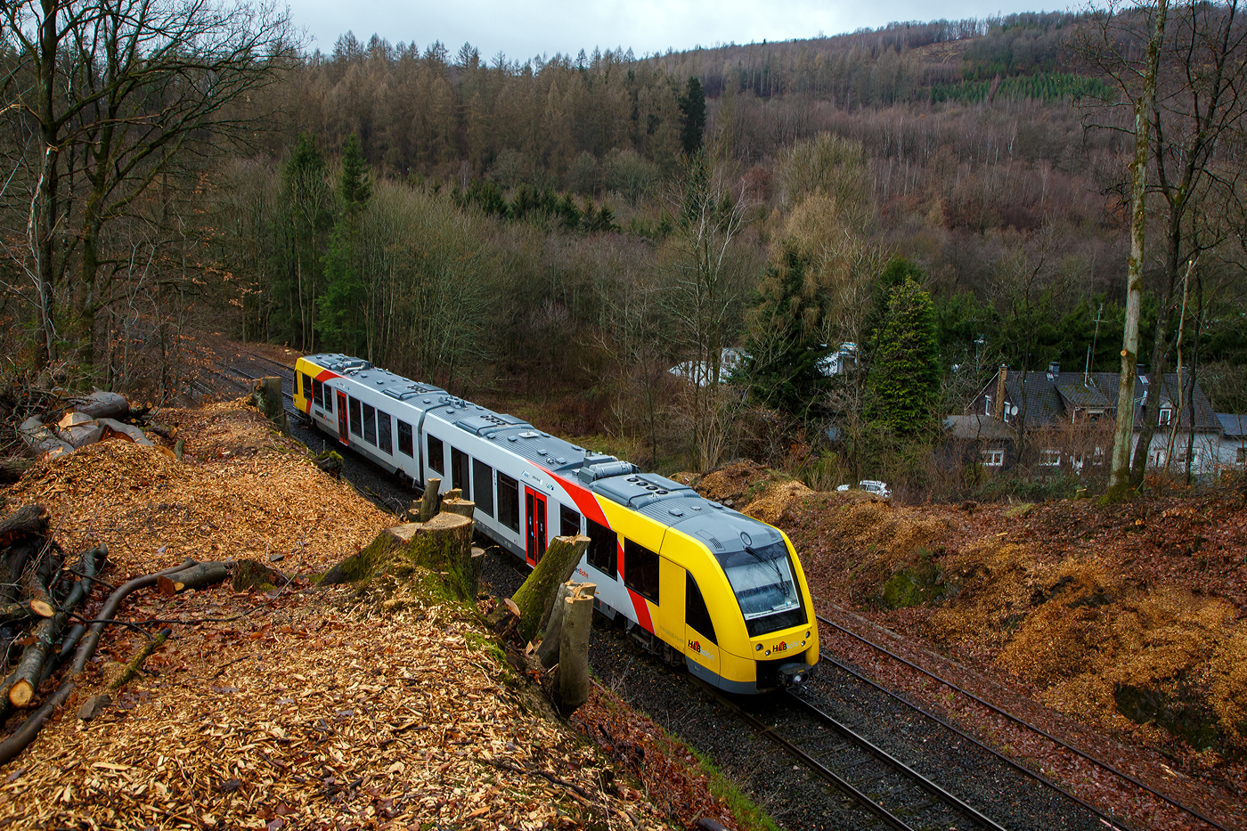 Glck im Unglck.....
Herdorf den 23. Dezember 2022 ca. 18:15 Uhr (Bild vom 24.12.)
Zug entgleist in Herdorf kurz hinter dem Hp  Knigsstollen (bei km 88,4) – Fahrgste kommen mit dem Schrecken davon. Wie sich kurze Zeit spter herausstellte hatte ein Erdrutsch dazu gefhrt. Hier im Bild der havarierte Triebwagen VT 507.
	
Der Diesel-Triebwagen VT 507 (95 80 1648 107-8 D-HEB / 95 80 1648 607-7 D-HEB), ein Alstom Coradia LINT 41 der neuen Generation, der HLB (Hessische Landesbahn GmbH), war am 23.12.2022 (Bf Herdorf ab 18:10 Uhr), als RB 96  Hellertalbahn  Neunkirchen - Herdorf - Betzdorf (Umlauf 61790) von Herdorf nach Betzdorf unterwegs. Kurz hinter dem Hp Knigsstollen (bei km 88,4) kam es zu einen Erdrutsch zum Teil mit Felsbrocken, als gerade der Triebwagen die Stelle passierte, entgleiste das vorderen Drehgestell. Der Triebwagen mit Passagieren ist im Gleisbett geblieben und nach ca. 100 m er an der Eisenbahnbrcke, die ber die Landesstrae fhrt, zum Stehen. Die ca. 15 Fahrgsten und der Treibfahrzeugfhrer kamen Dankbarerweise nicht zu Schaden. Da der Hp  Knigsstollen ein Bedarfshalt ist, reduziert (wenn er nicht gehalten hat) der Treibfahrzeugfhrer zum Glck eh die Geschwindigkeit, in voller Fahrt htte es anders ausgehen knnen.

Der Treibfahrzeugfhrer erklrte den Fahrgsten die Situation. Kurze Zeit spter trafen die Rettungskrfte ein. Dank einer als provisorische Treppe umfunktionierten Steckleiter, an der Bschung am Wiederlager der Brcke, konnten Feuerwehrleute die Fahrgste innerhalb von 15 Minuten wohlbehalten nach unten zur Landesstrae geleiten.

Die Polizei gibt als Ursache fr den Erdrutsch die Witterungsbedingen an. Die Strecke bleibt bis mindestens Dienstag 27.12.2022 gesperrt sein, weil ein Spezialzug zur Bergung bentigt wird. Neben Erdreich sind auch massive Felsbrocken infolge des Hangrutsches auf dem Gleisbett gelandet, diese mssen auch erst weggerumt werden, dafr braucht man auch Grogert und ber die Feiertage muss man auch erstmal noch eine Firma bekommen.

Im Einsatz waren neben dem Rettungsdienst und Polizei 40 Krfte der Lschzge Herdorf, Sassenroth und Daaden. Die anliegende Landesstrae musste aufgrund der eingesetzten Rettungskrfte ebenfalls voll gesperrt werden. Die Ermittlungen wurden von der zustndigen Bundespolizei bernommen.

Interessant ist die Tatsache das auf der einen Seite vom Gleis bereits umfangreiche Hangsicherungsmanahmen stattgefunden haben. Und die andere Seite noch nicht gesichert war.

Quellen: Rhein Zeitung, DPA und eigene Recherchen

Link zum Artikel der Rhein Zeitung:
http://www.rhein-zeitung.de/region/aus-den-lokalredaktionen/kreis-altenkirchen_artikel,-zug-entgleist-bei-herdorf-fahrgaeste-kommen-mit-dem-schrecken-davon-_arid,2486964.html
