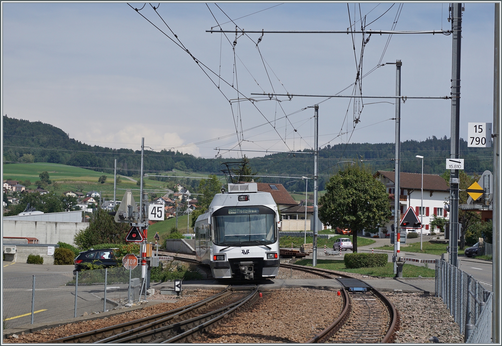 Gontenschwil - die WSB gestern, die AVA heute; ein AVA ABe 4/8  Diamat  auf der Fahrt von Aarau nach Menziken verlässt Gontenschwil.

26. Aug. 2022