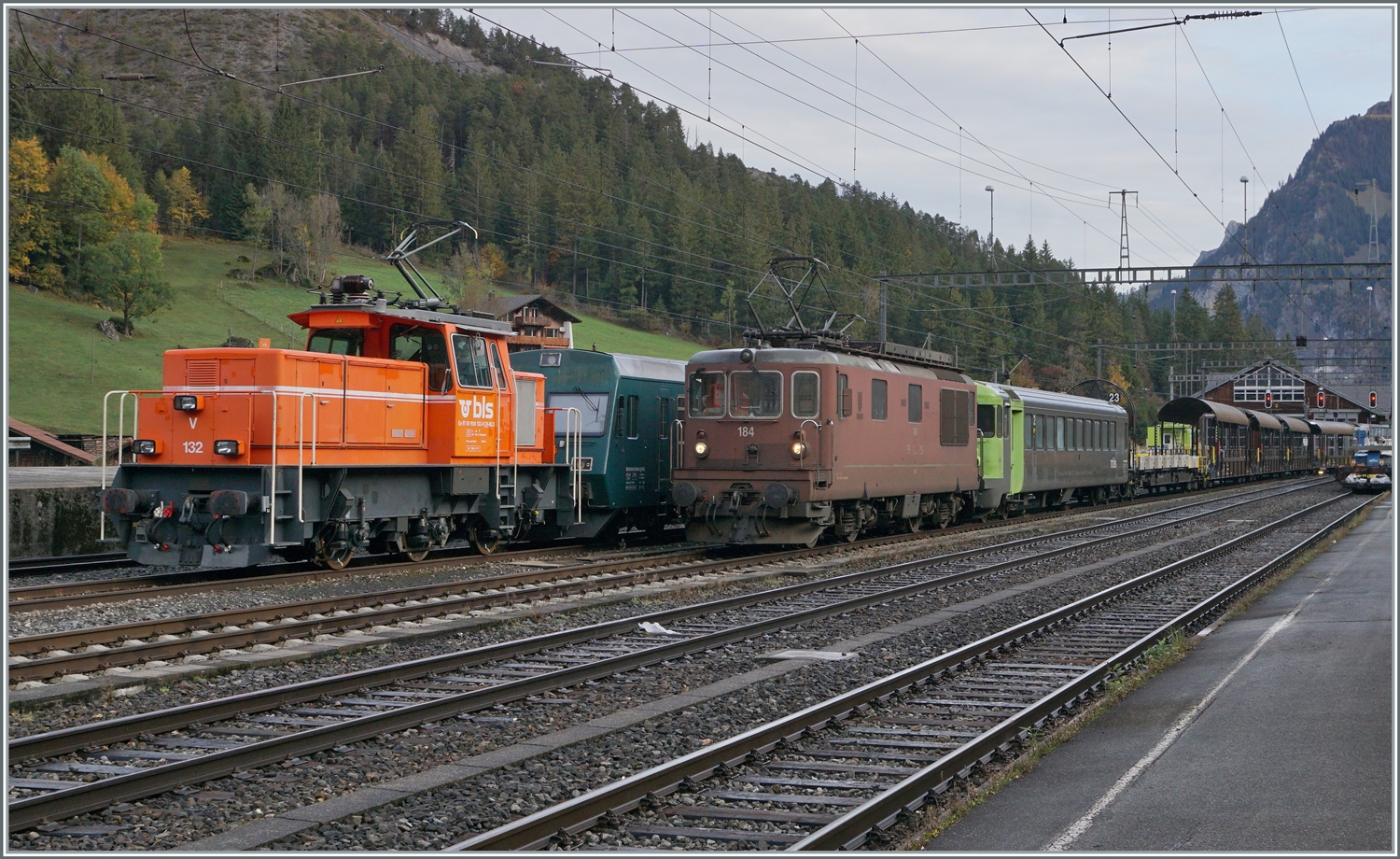 Herbstlich buntes Kandersteg mit der BLS Ee 936 132 (97 85 1936 132-0 CH-BLS) und Re 4/4 184 die beide mit Rangieraufgaben für die Tunnel-Autozüge beschäftigt sind.

11. Oktober 2022