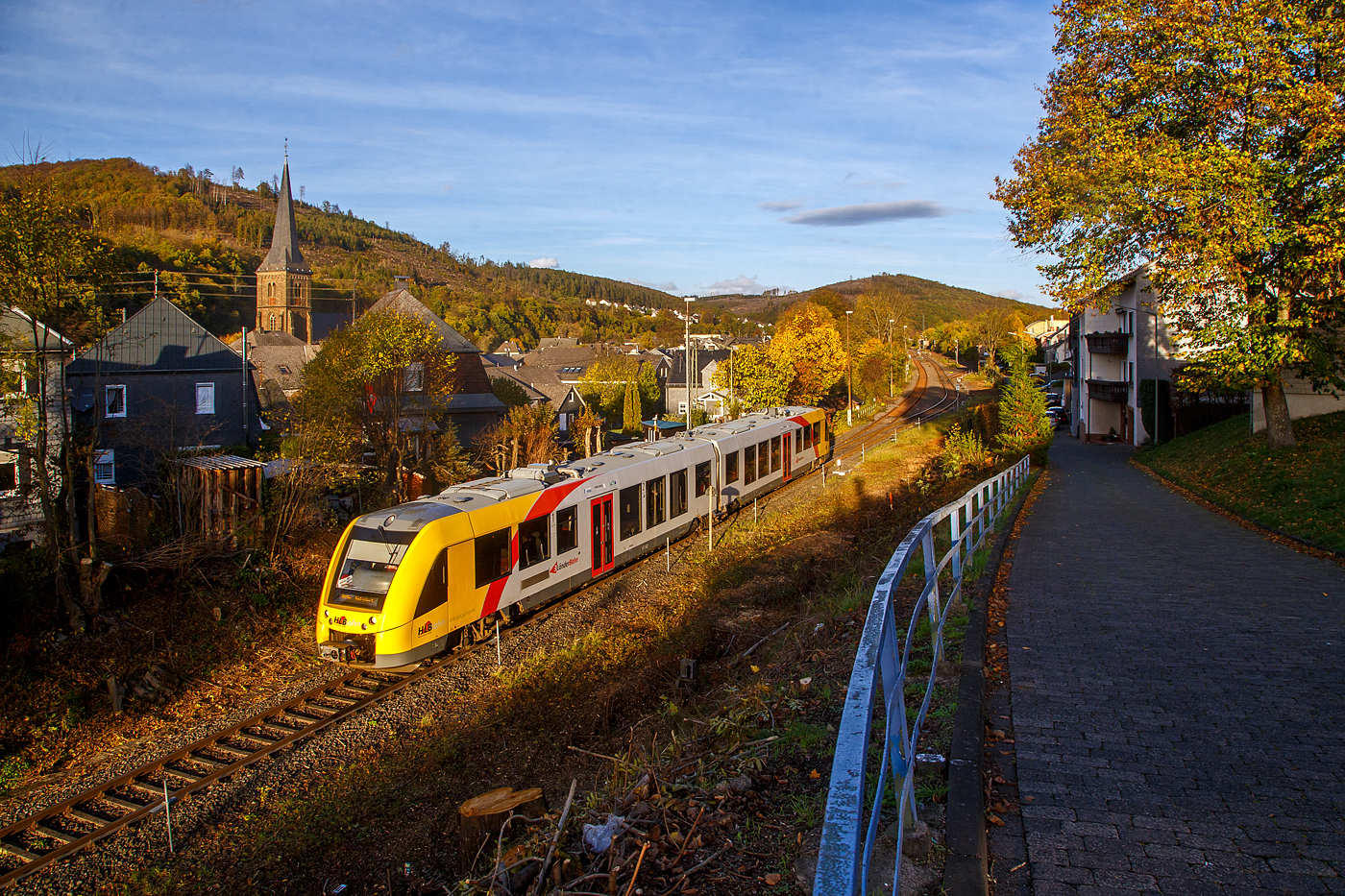 Heute Morgen bis zum Nachmittag sah es noch nicht danach aus, aber ab dem späten Nachmittag war Indian Summer.....
Zudem wurde in Herdorf an der Strecke der Hellertalbahn (KBS 462), zwischen dem Einfahrtsignal aus Betzdorf kommend und dem Bahnhof, großzügig freigeschneiten und Bäume gefällt. So ist nun eine neue Fotostelle entstanden. Was jetzt noch fehlt wären besondere Züge, wie früher in den 70/80er Jahren der TEE VT 11.5 (Baureihe 601). So muss mit der HLB vorlieb nehmen.

Hier verlässt der VT 502 (95 80 1648 102-9 D-HEB / 95 80 1648 602-8 D-HEB) ein Alstom Coradia LINT 41 der neuen Generation der HLB (Hessische Landesbahn GmbH) am 25.10.2022 den Bahnhof Herdorf und fährt als RB 96  Hellertalbahn  (Dillenburg – Haiger - Neunkirchen - Herdorf – Betzdorf) weiter in Richtung Betzdorf (Sieg).
