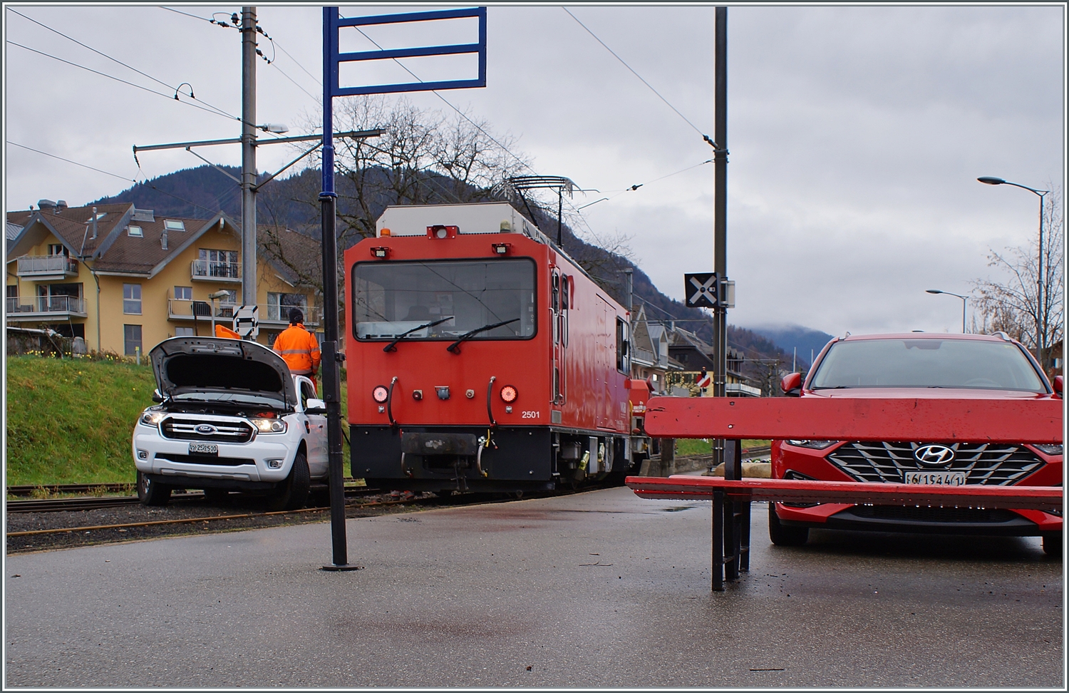 HGem 2/2 2501 nennt sich die Lok im Vordergrund; und das Auto mitten auf den Schienen im Bahnhof von Blonay kümmert sich um das  m  in der Lokbezeichnung: Die Lok wird betankt!

1. März 2024