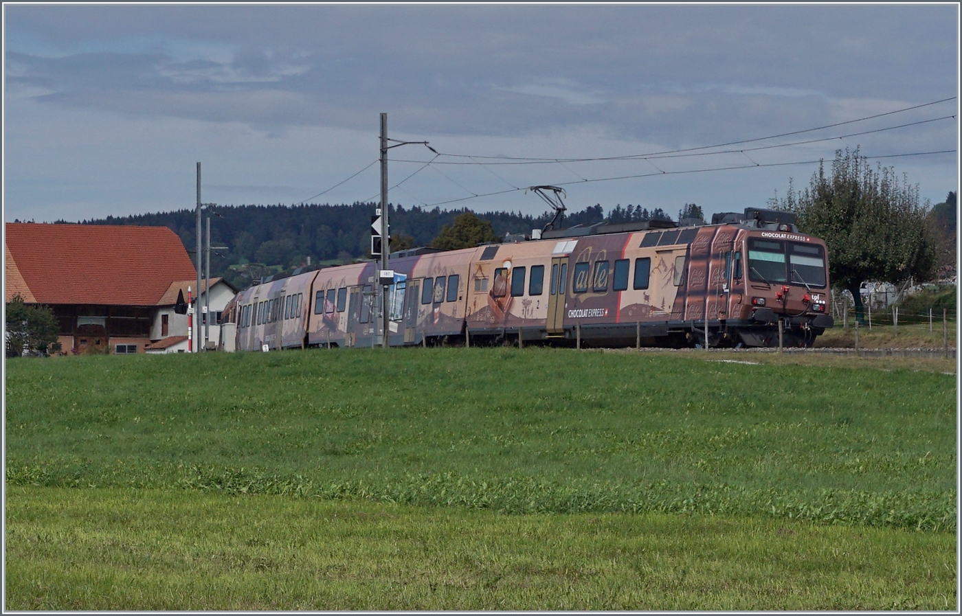 Hier noch ein Detailbild des TPF RBDe 560 235, des  Chocolat Express . Die realistische Gestaltung der Schokolade auf dem Triebwagen lädt geradezu zum Anbeissen ein...
Das Bild entstand zwischen Vaulruz und Sâles. 

29. September 2023