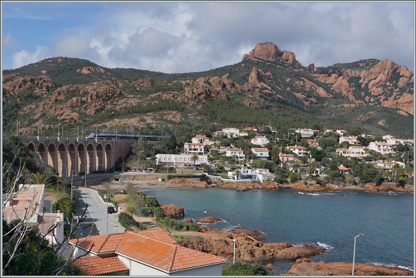 Hier nun ein Blick auf den bekannten Viadukt von Anthéor, welcher gerade von einem SNCF TGV nach Nice-Ville befahren wird, 

24. März 2025