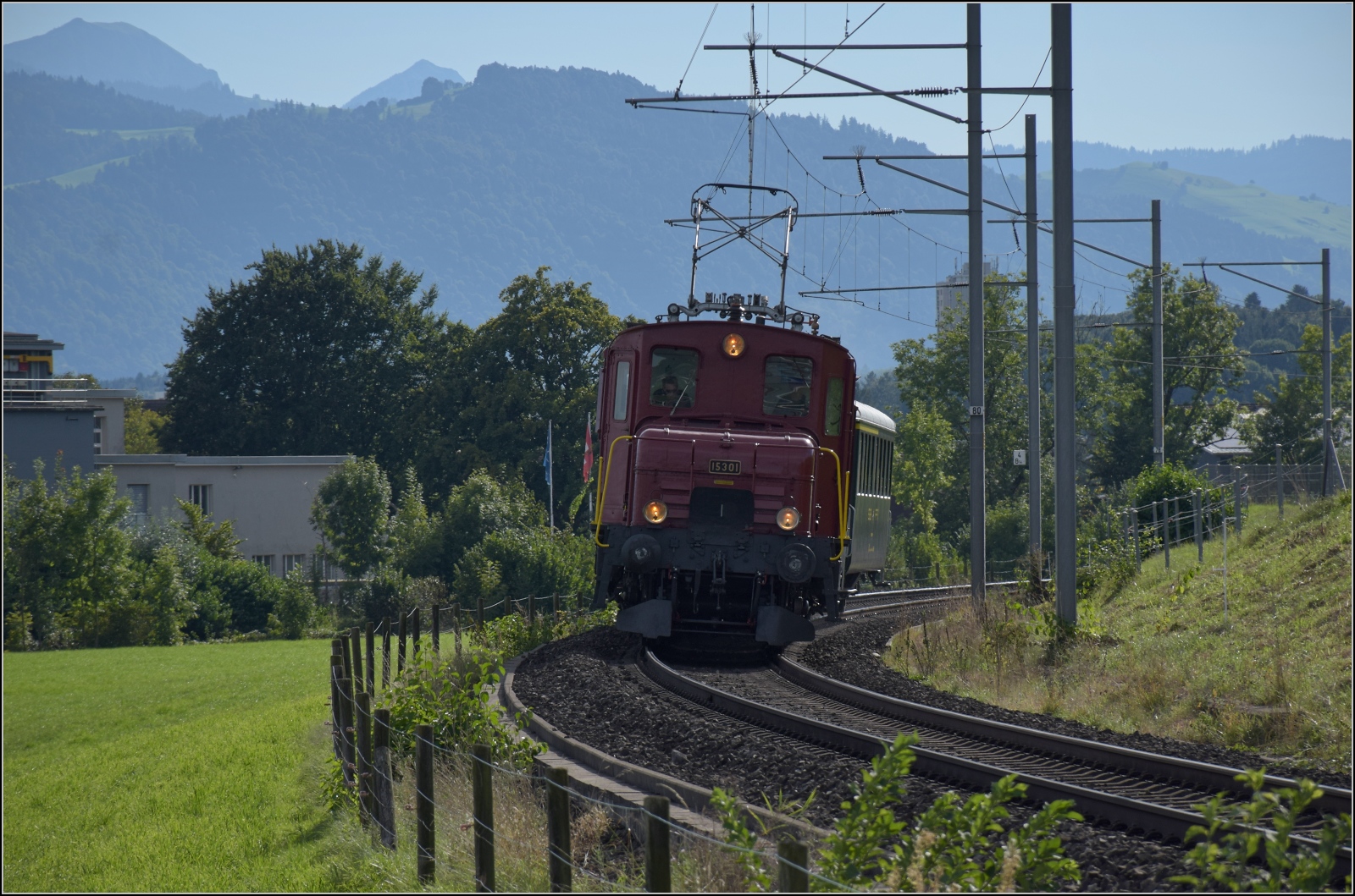 Historische Seethalbahn in Aktion.

Beim Flugplatz Emmen legt sich De 6/6 15301 mit den Seetalern in die Kurve. September 2024.