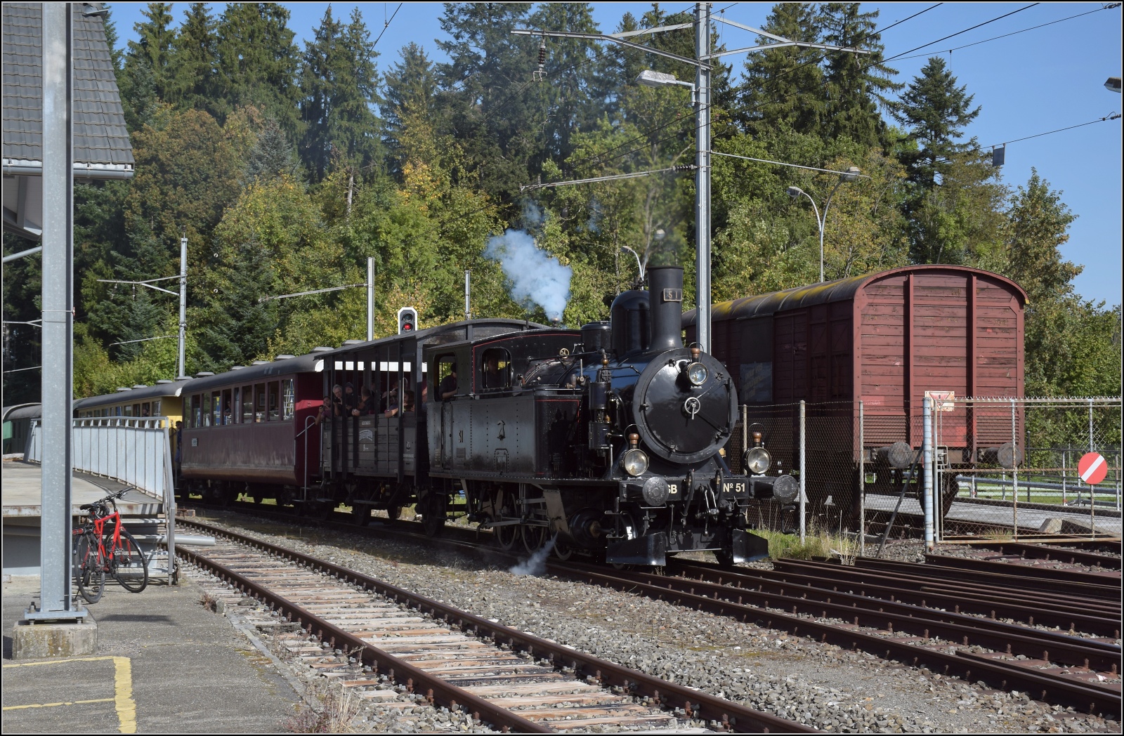 Huttwiler Dampftage. 

Ed 3/4 51 der Bern-Schwarzenburg-Bahn auf dem Weg nach Sumiswald und Wasen. Weier im Emmental, Oktober 2023.