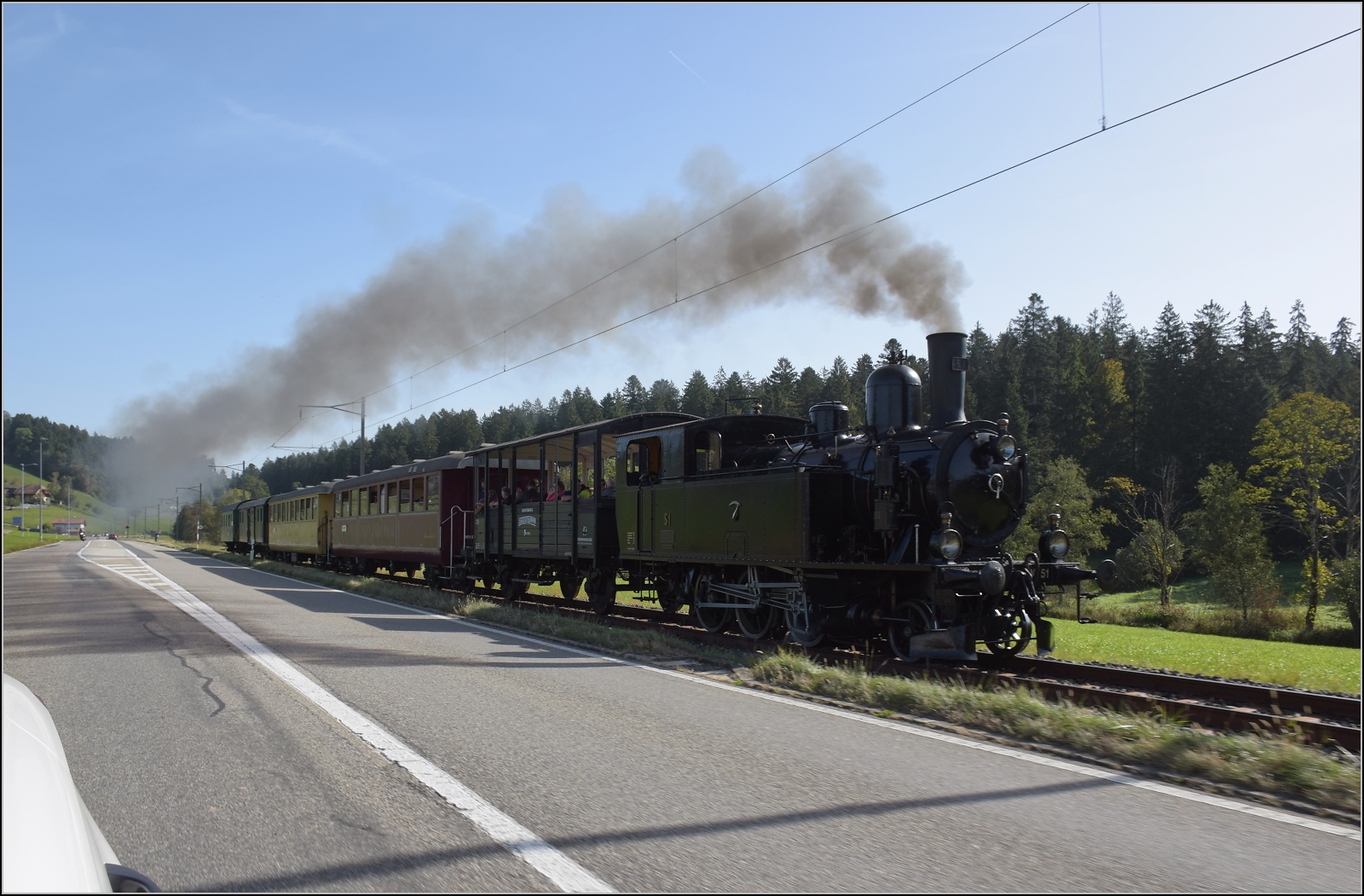 Huttwiler Dampftage. 

Ed 3/4 51 der Bern-Schwarzenburg-Bahn auf dem Weg nach Sumiswald und Wasen. Wiggisberg, Oktober 2023.