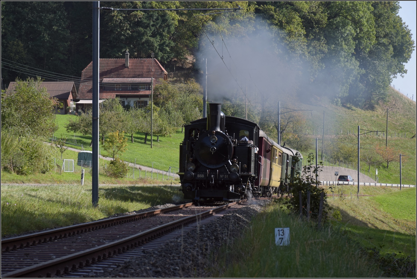 Huttwiler Dampftage. 

Ed 3/4 51 der Bern-Schwarzenburg-Bahn auf dem Weg nach Sumiswald und Wasen. Fuchsloch, Oktober 2023.