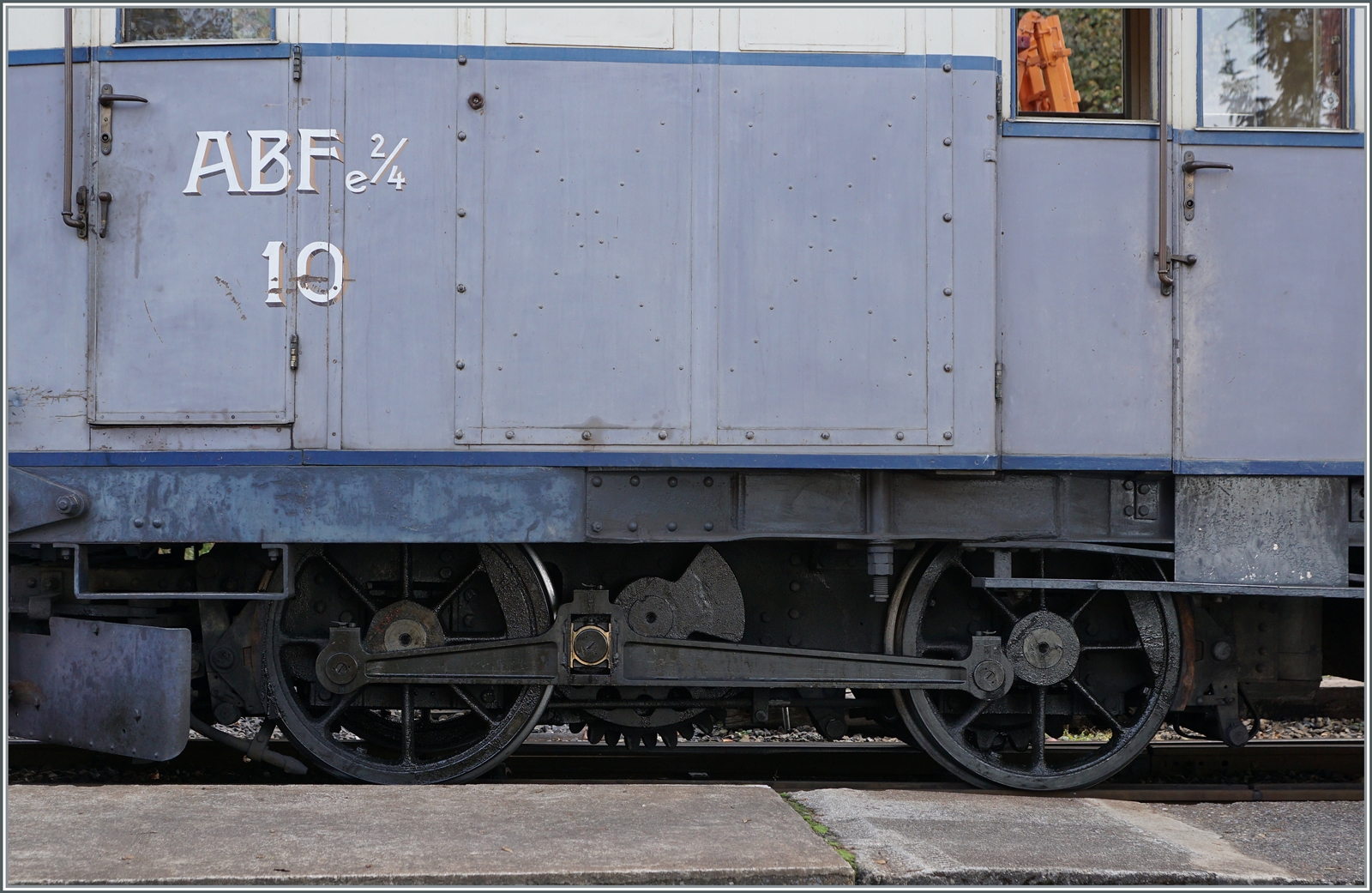 Ich habe schon des fteren geschrieben, dass der Leukerbadbahn Triebwagen eine  phantasievolle  Bezeichnung trgt, hier nun ein Bild dazu:  ABFe 2/4 N 10  steht gross auf dem Wagenkasten darunter ist ein Drehgestell mit Kuppelstange und sogar dem Zahnrad zu sehen, am anderen Ende hat der Triebwagen ein weiters gleiches Drehgestell, d.h. alle vier Rder sind angetrieben, Laufrder besitzt der Triebwagen keine. brigens. im Fahrzeugverzeichnis der B-C wird der Triebwagaen unter ABFe 4/4 gefhrt.

Chaulin, den 29. Okt. 2022