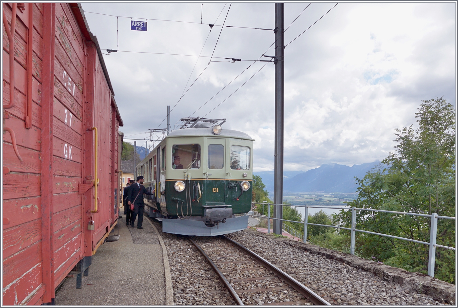  Il était une fois... les années 40 / Es war einmal: die 40er Jahre  - und damals konnte es schon vorkommen, dass ein CEV Gütewagen (angeschnitten links im Bild) dem  neuen  GFM Ce 4/4 131 begegnen, wenn wohl kaum hier in Chamby sondern in Châtel St-Denis oder vielleicht in Montbovon.

 
11. Sept. 2022