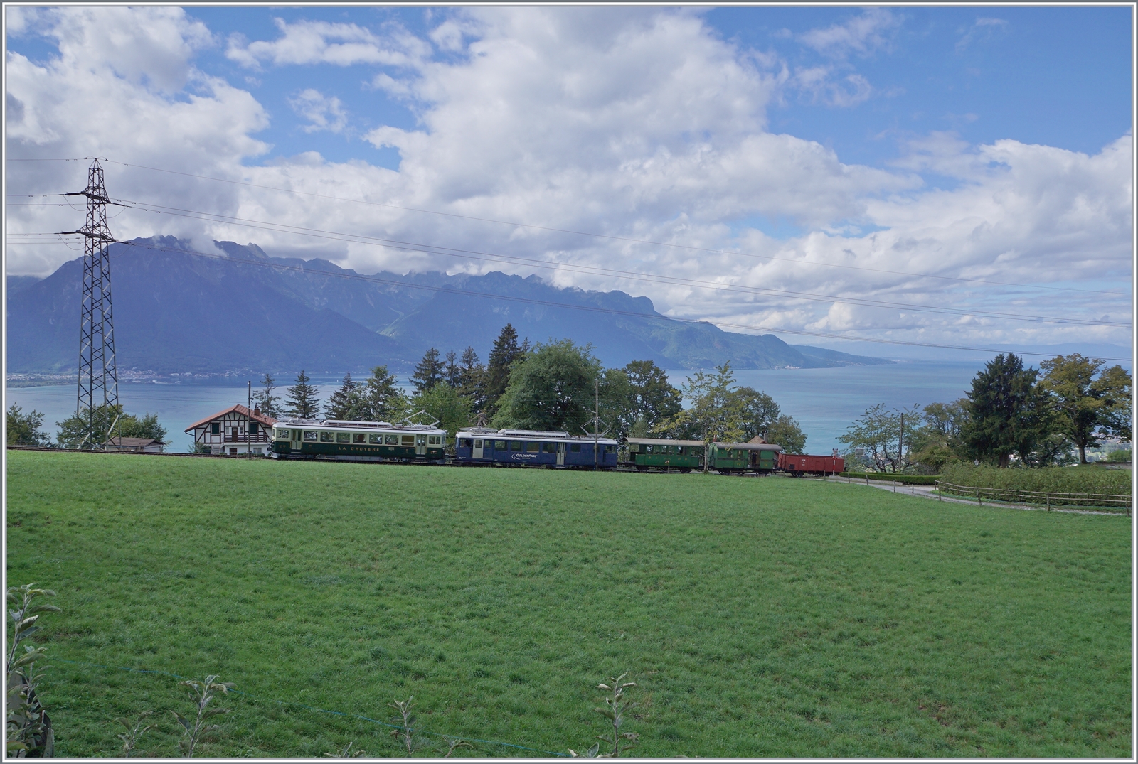  Il était une fois... les années 40 / Es war einmal  die beiden GFM Ce 4/4 131 und MOB BDe 4/4 3002 sind mit ihrem Zug auf dem Weg von Blonay nach Chamby und konnten bei Chaulin fotografiert werden.

9. September 2022