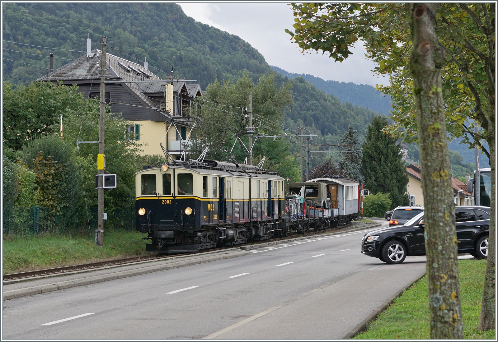 Il était une fois... les années 40 / Es war einmal: die 40er Jahre  - Damals wurden auch edler Fahrzeug für den  gewöhnlichen  Einsatz herangezogen: der MOB DZe 6/6 der B-C erreicht mit einem gemischten Zug Blonay.

10. September 2022