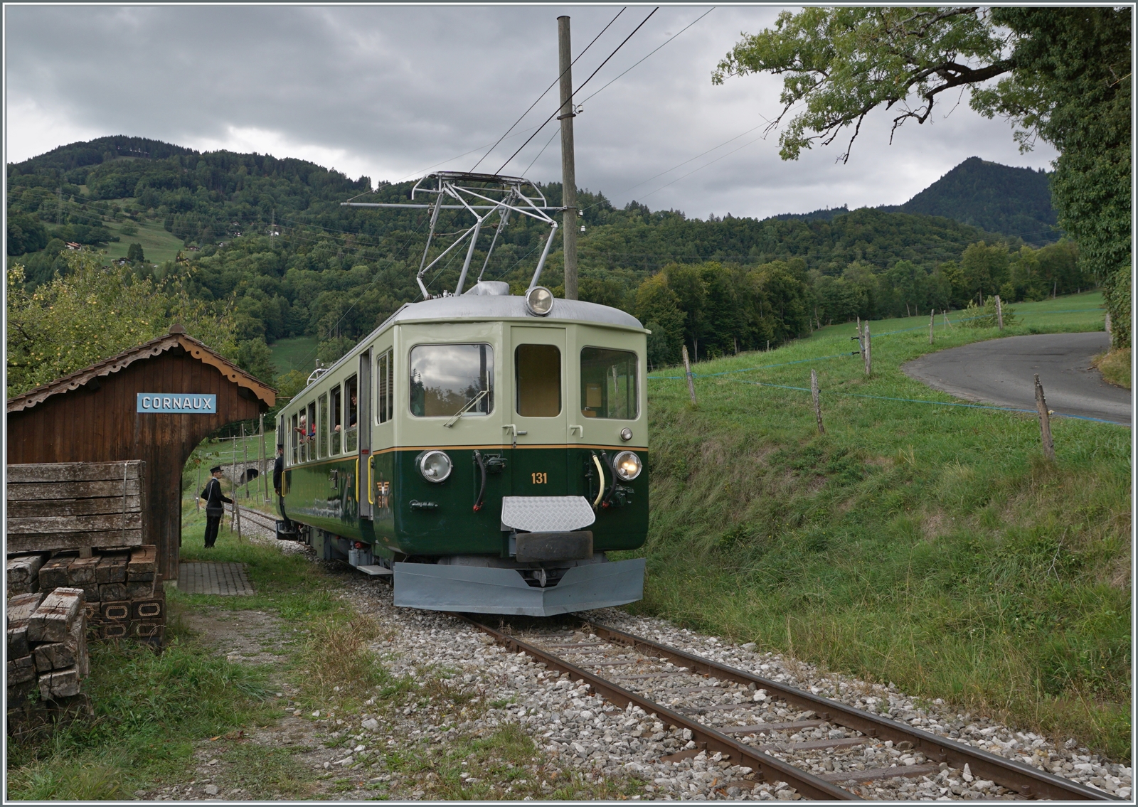 Il était une fois... les années 40 / Es war einmal: die 40er Jahre  - Eine Reise in die Vergangenheit, mit dem damals neuen GFM Ce 4/4 131 (Baujahr 1943) und einer äussert interessanten  Rundreise : Chaulin - Cornaux - Chamby - Chaulin. Das Bild zeigt den Ce 4/4 131 von GFM Historique beim Wenden in Cornaux.

10. September 2022