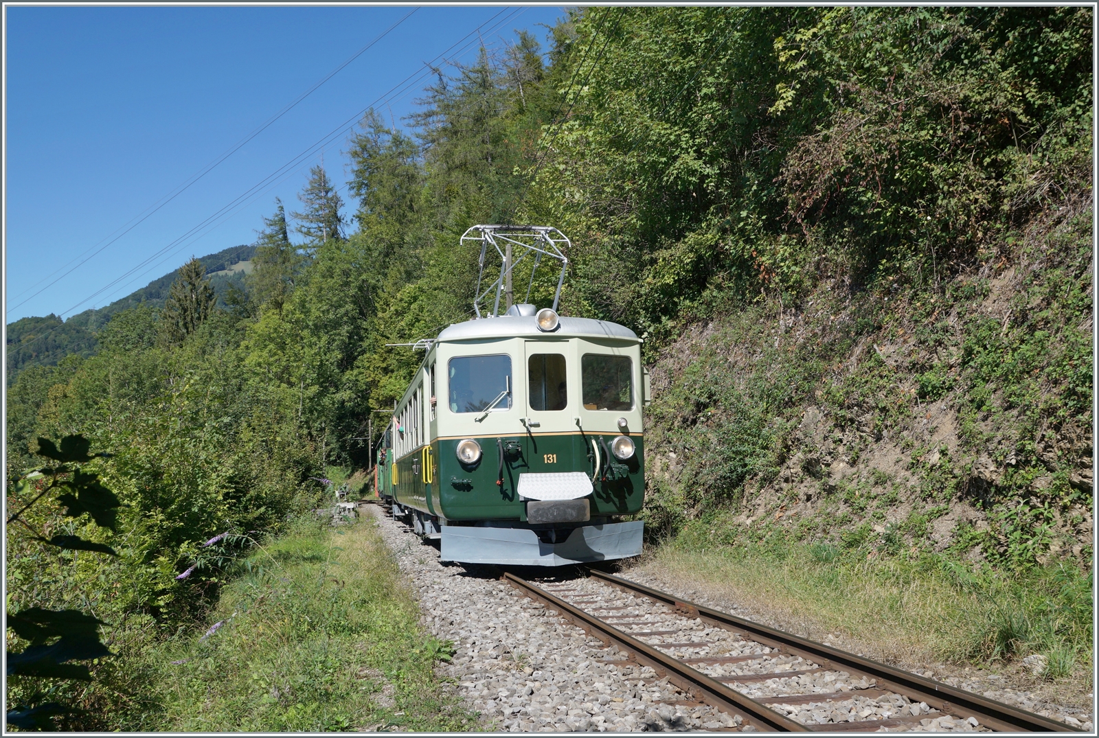  Il était une fois... les années 40 / Es war einmal: die 40er Jahre  - Eine Reise in die Vergangenheit, mit dem damals neuen GFM Ce 4/4 131 (Baujahr 1943 - heute GFM Historique) auf dem Weg nach Chamby bei Chaulin.

11. September 2022